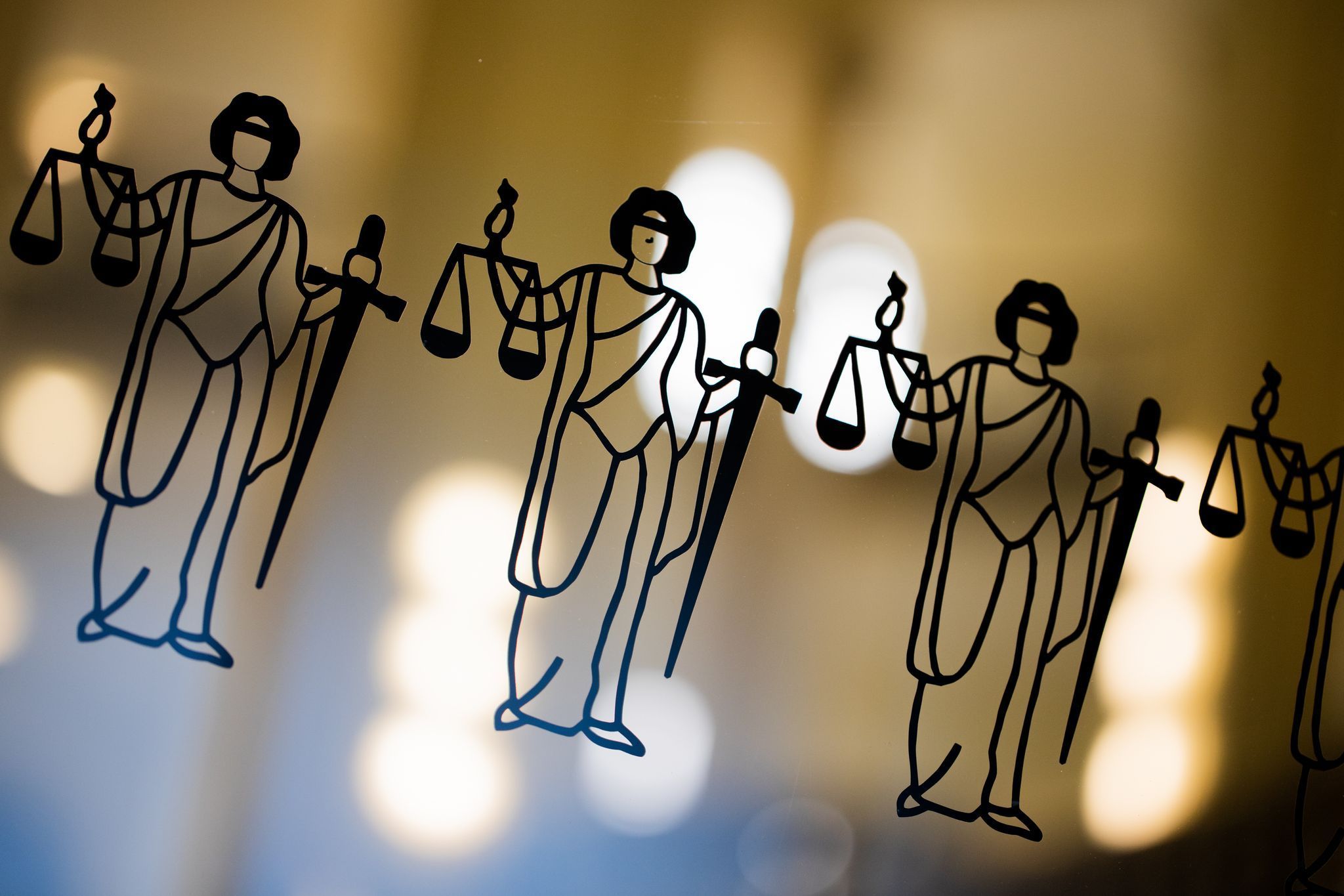 Justitia an der Scheibe des Oberlandesgerichts Köln