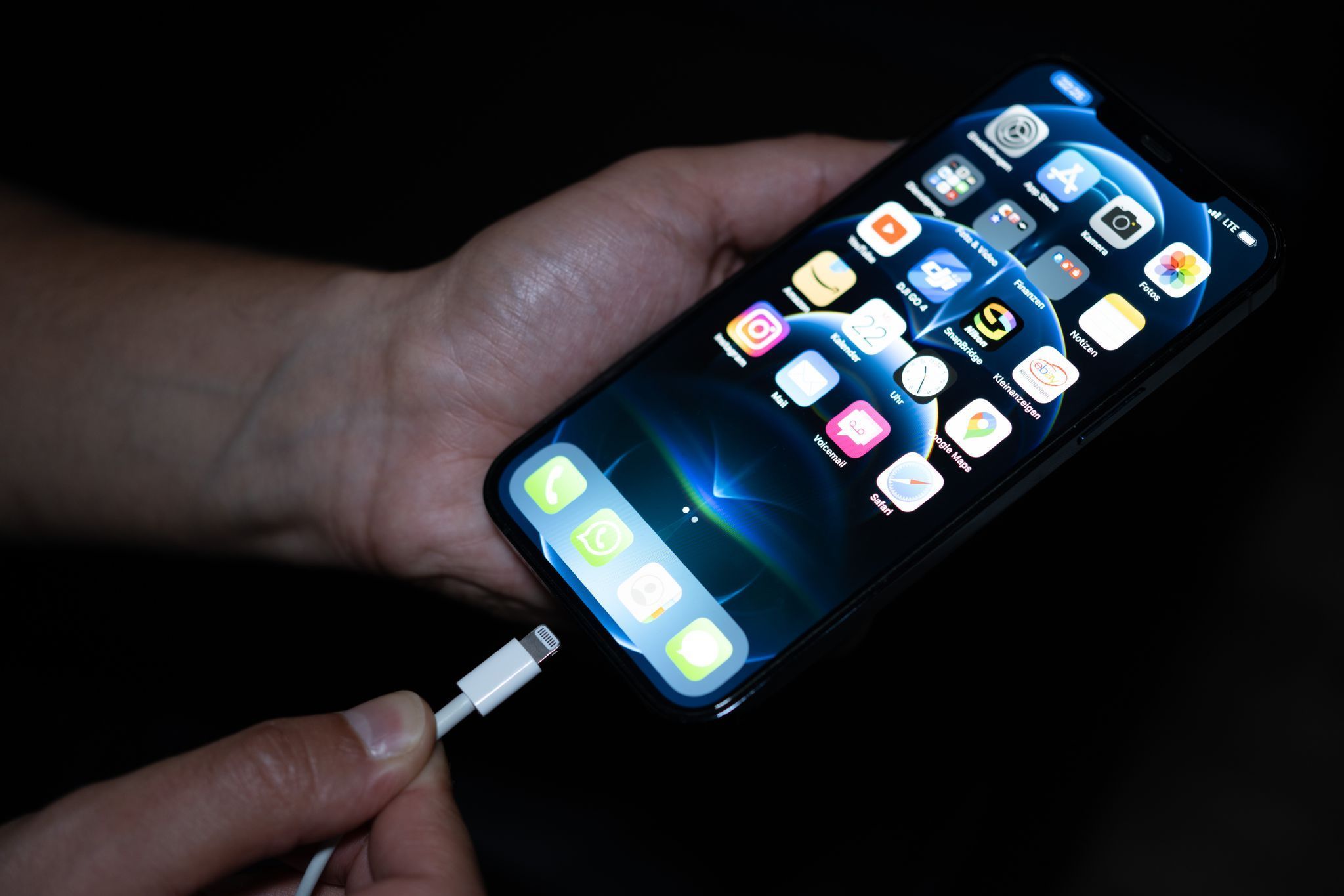 Eine Persin lädt ein Smartphone