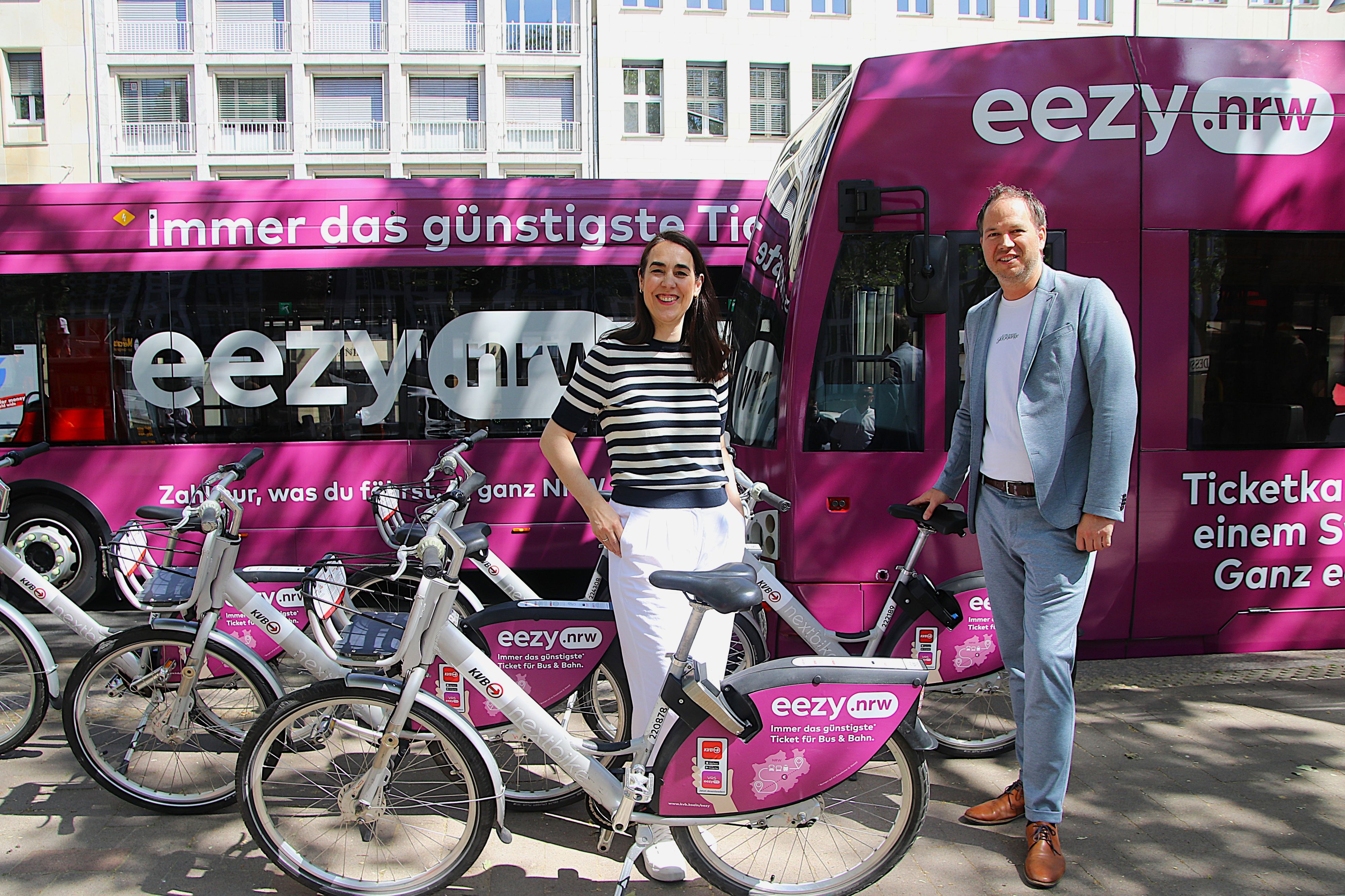 Der langsame Abschied vom Papierticket: KVB-Chef Marcel Winter und Bereichsleiterin Anja Höhn stellen auf dem Neumarkt die Digitaloffensive für eezy.NRW vor.