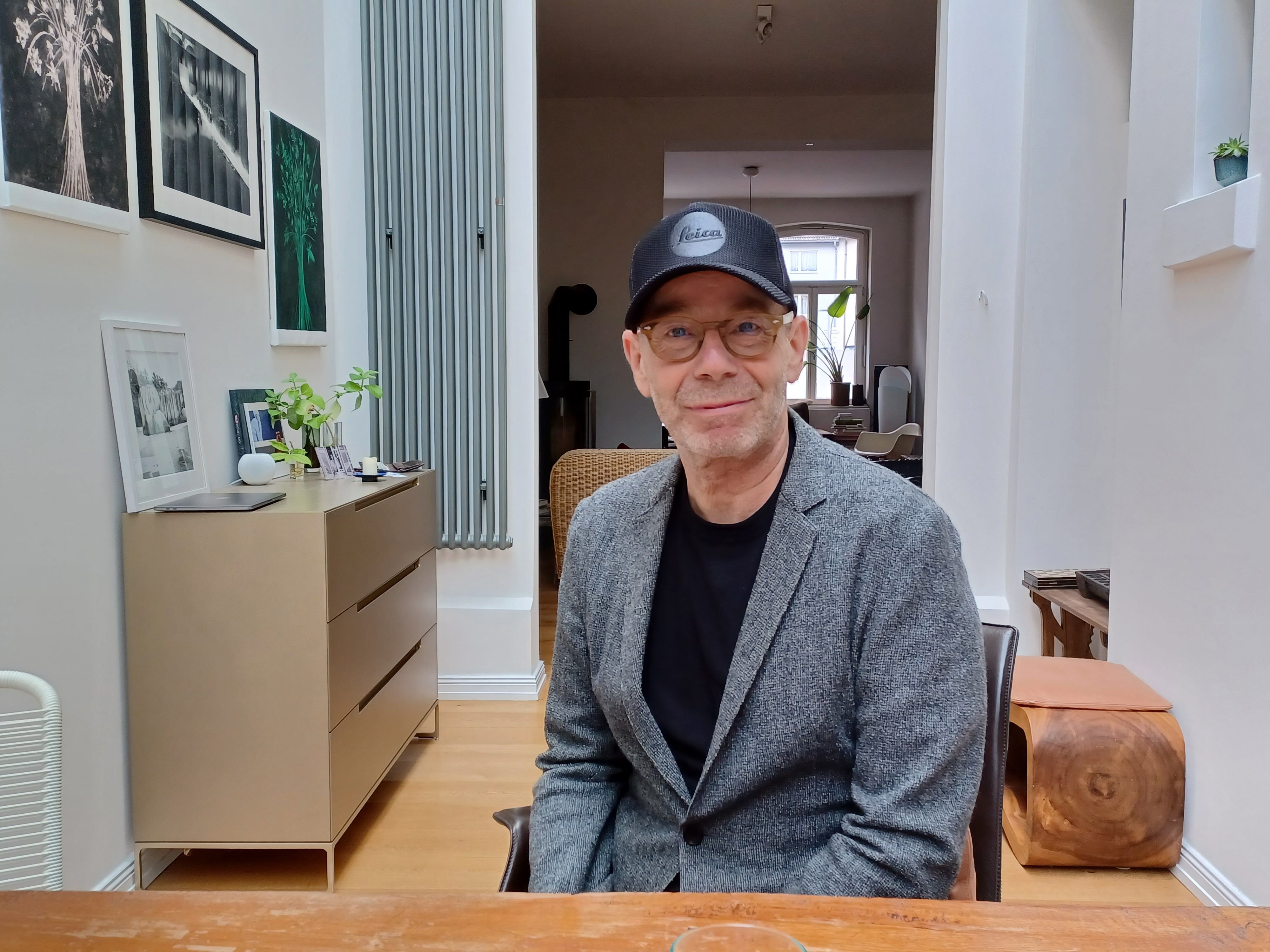 Jürgen Lindemann in seiner Nippeser Wohnung.