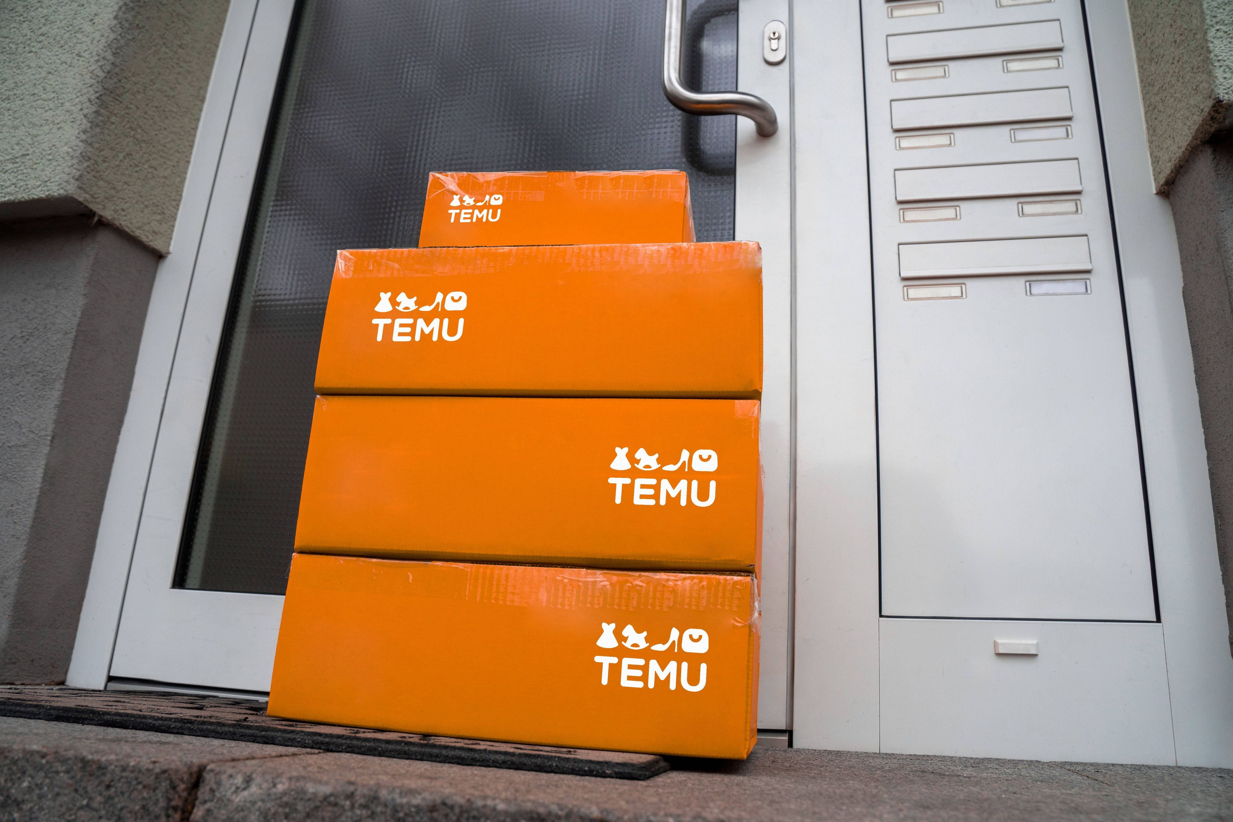 Temu-Pakete stehen vor einer Haustür. Der Onlinehändler ist bekannt für günstige Preise. (Symbolbild)