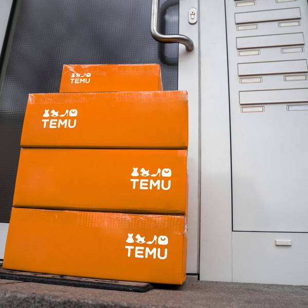Temu-Pakete stehen vor einer Haustür. Der Onlinehändler ist bekannt für günstige Preise. (Symbolbild)