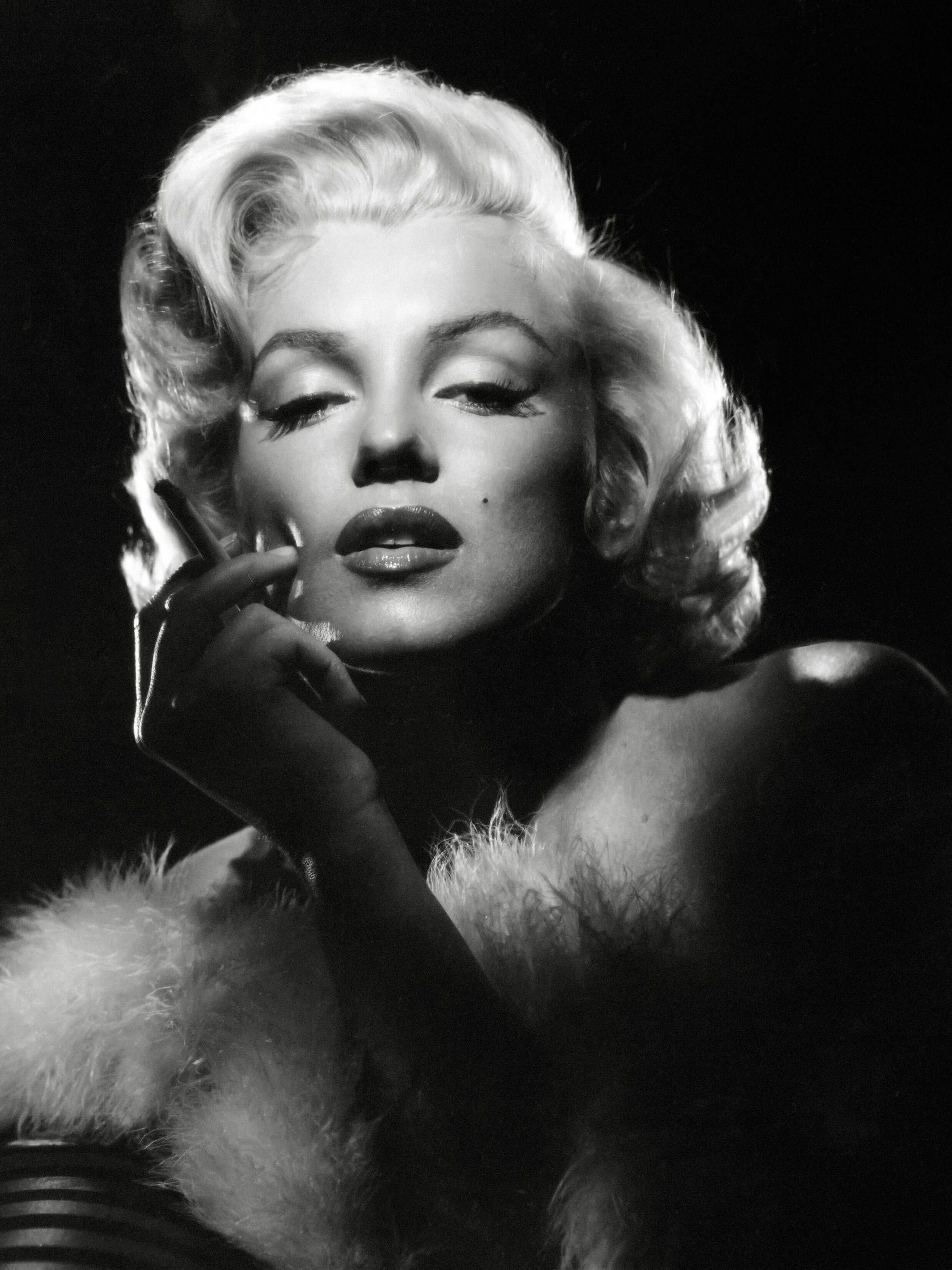 Marilyn Monroe blickt in die Kamera.
