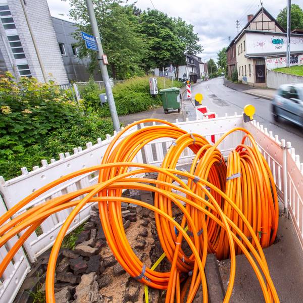 An der Vennstraße in Waldbröl war im Juni 2024 eine der ersten oberbergischen Internetbaustellen von „Unsere Grüne Glasfaser“.