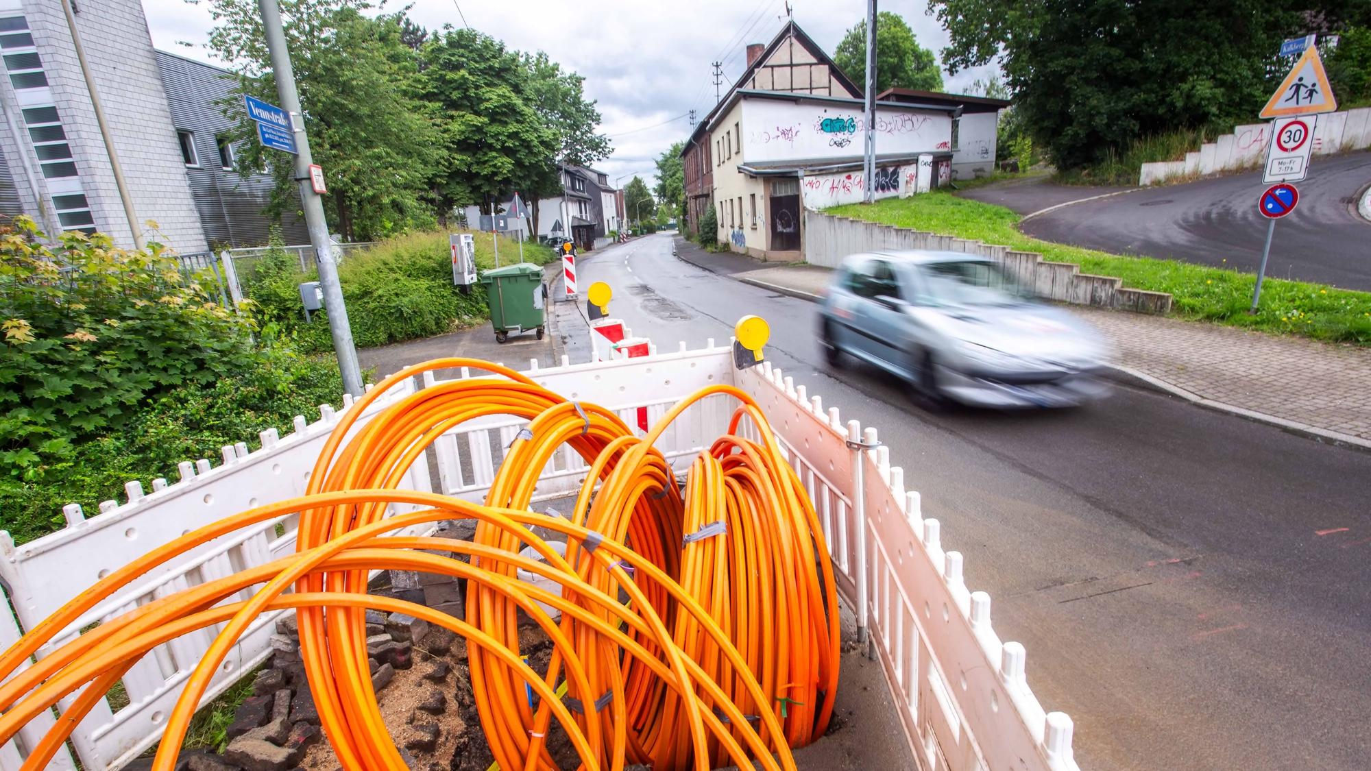 An der Vennstraße in Waldbröl war im Juni 2024 eine der ersten oberbergischen Internetbaustellen von „Unsere Grüne Glasfaser“.