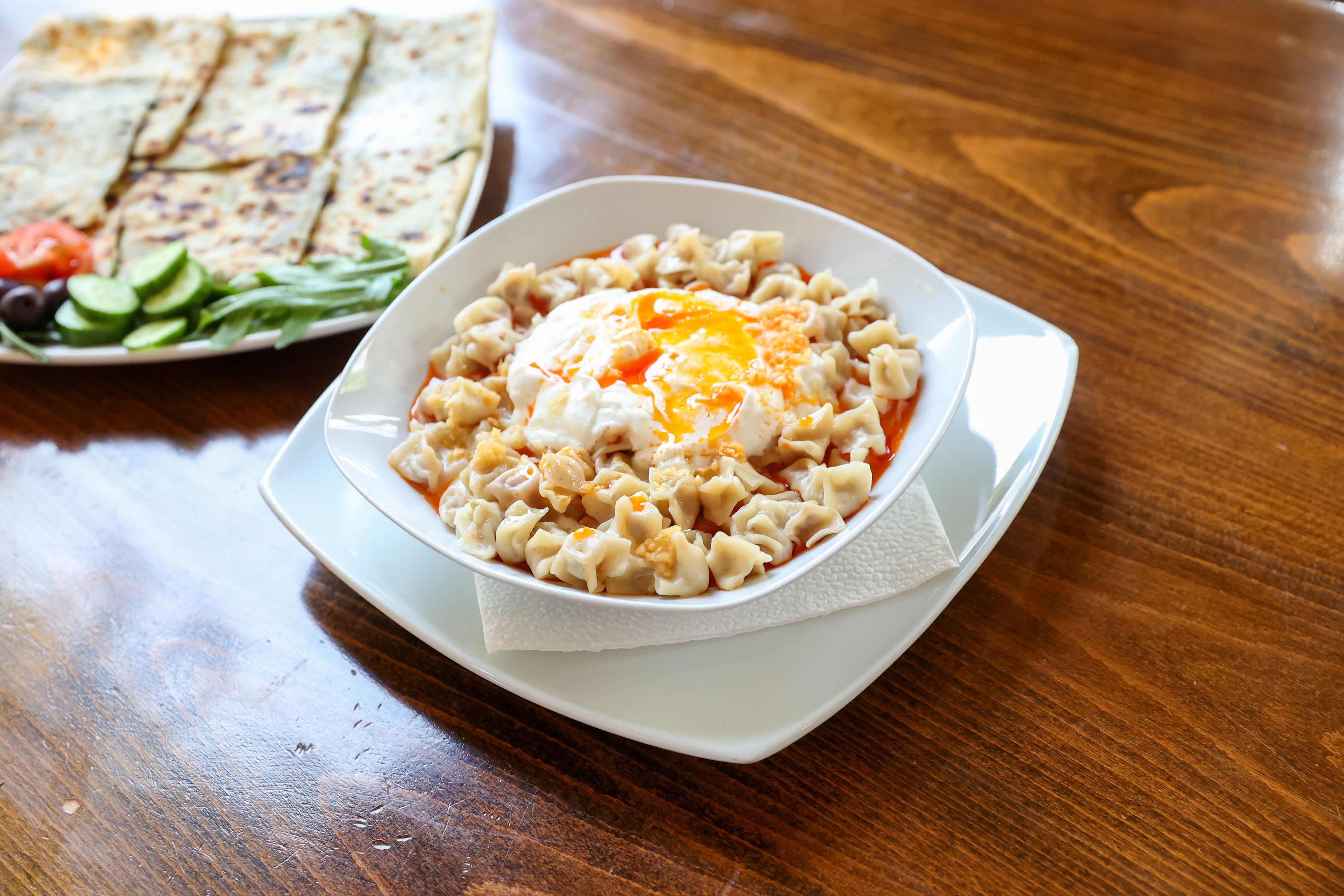 Manti, türkische gefüllte Nudeln mit Joghurt und Gewürzbutter
