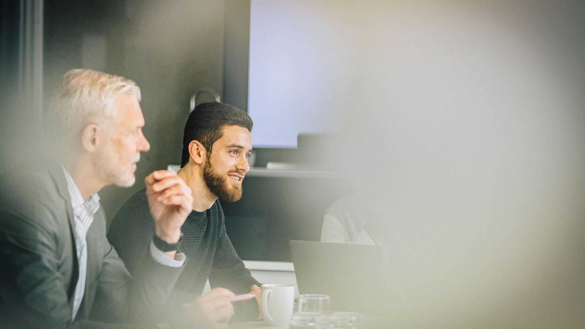 Eine Gruppe Kollegen in einem Meeting