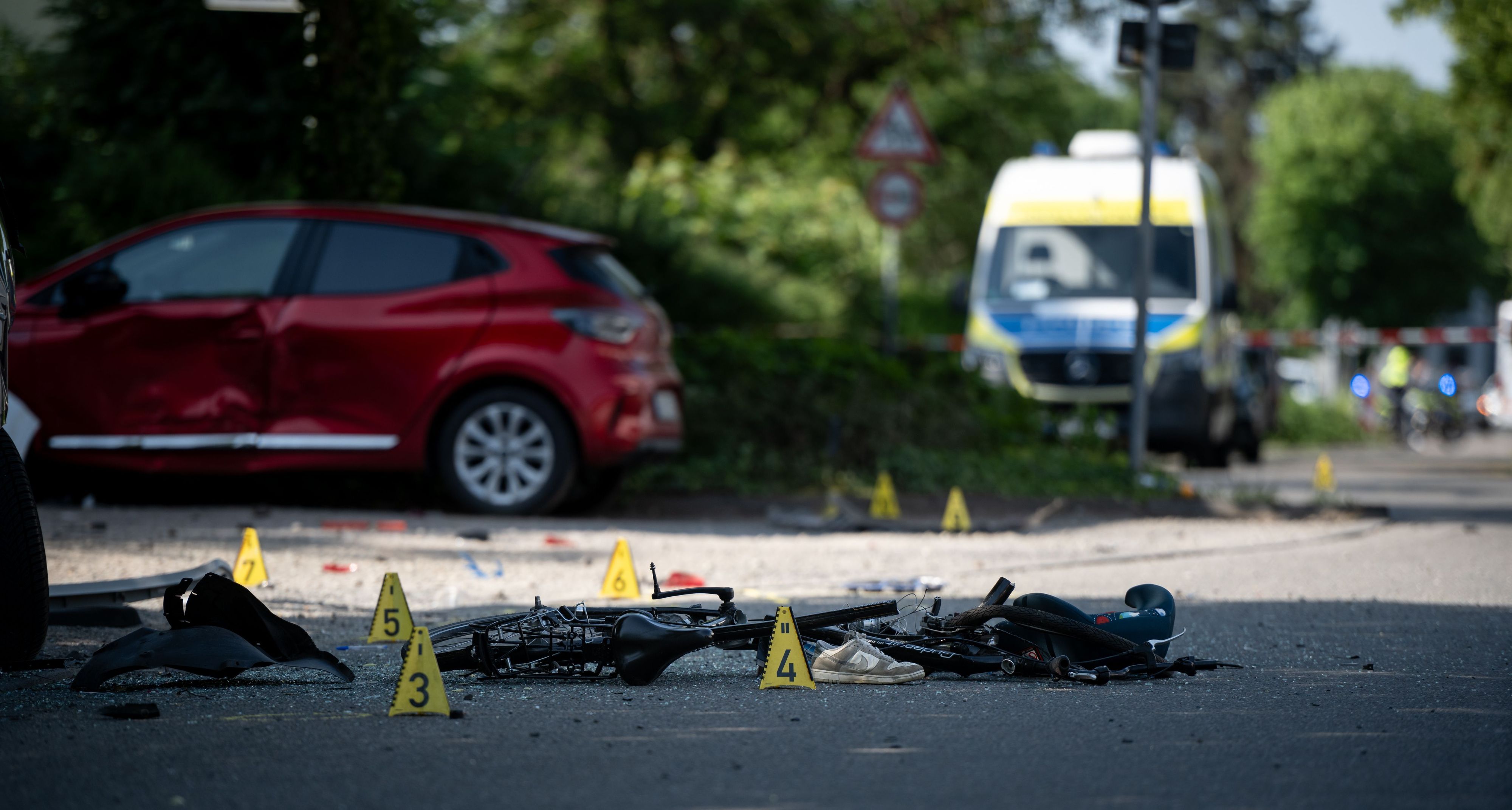 Das Fahrrad eines der Schulkinder liegt nach dem tödlichen Unfall in Dinslaken auf der Straße.
