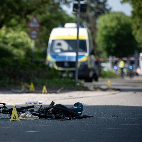 Das Fahrrad eines der Schulkinder liegt nach dem tödlichen Unfall in Dinslaken auf der Straße.