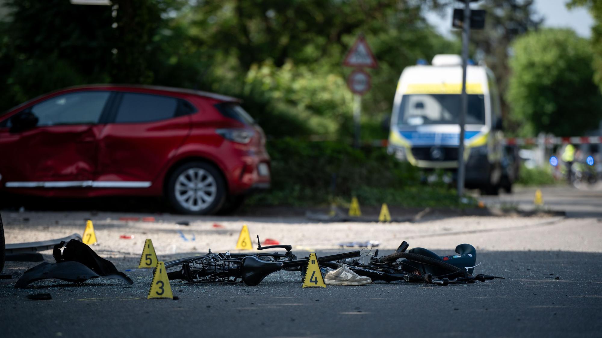 Das Fahrrad eines der Schulkinder liegt nach dem tödlichen Unfall in Dinslaken auf der Straße.