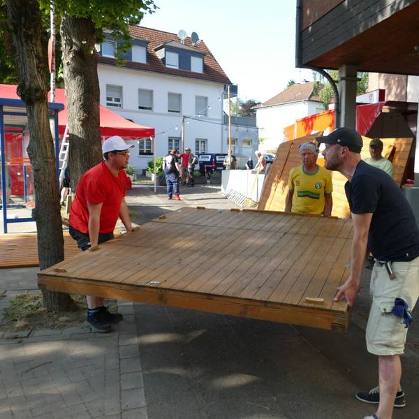 In den Tagen vor dem großen Fest beginnt der JGV Rosenhügel mit dem Aufbau seiner Party-Ecke.