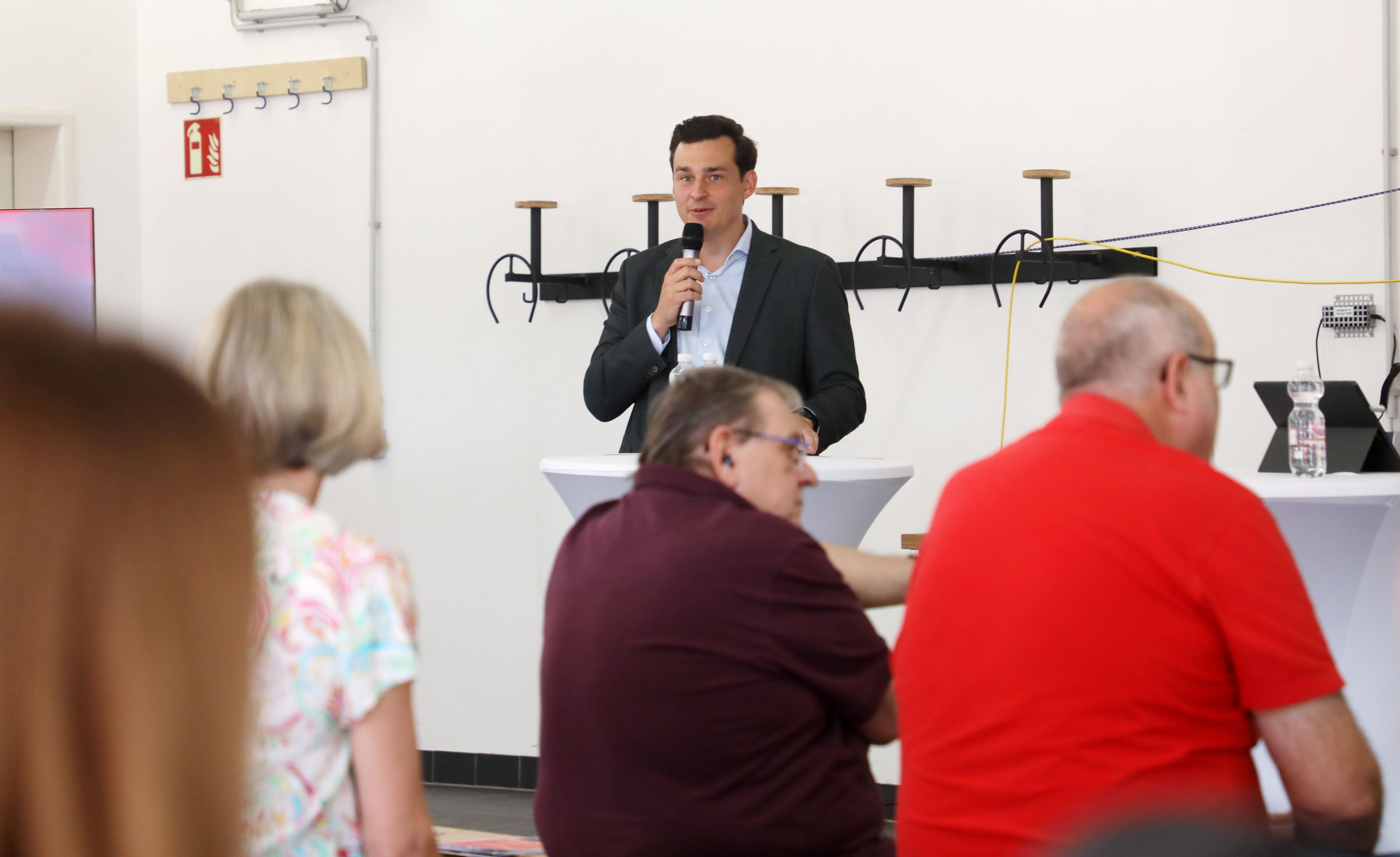 Bürgermeister Marcel Kreutz spricht bei der Infoveranstaltung in ein Mikro.