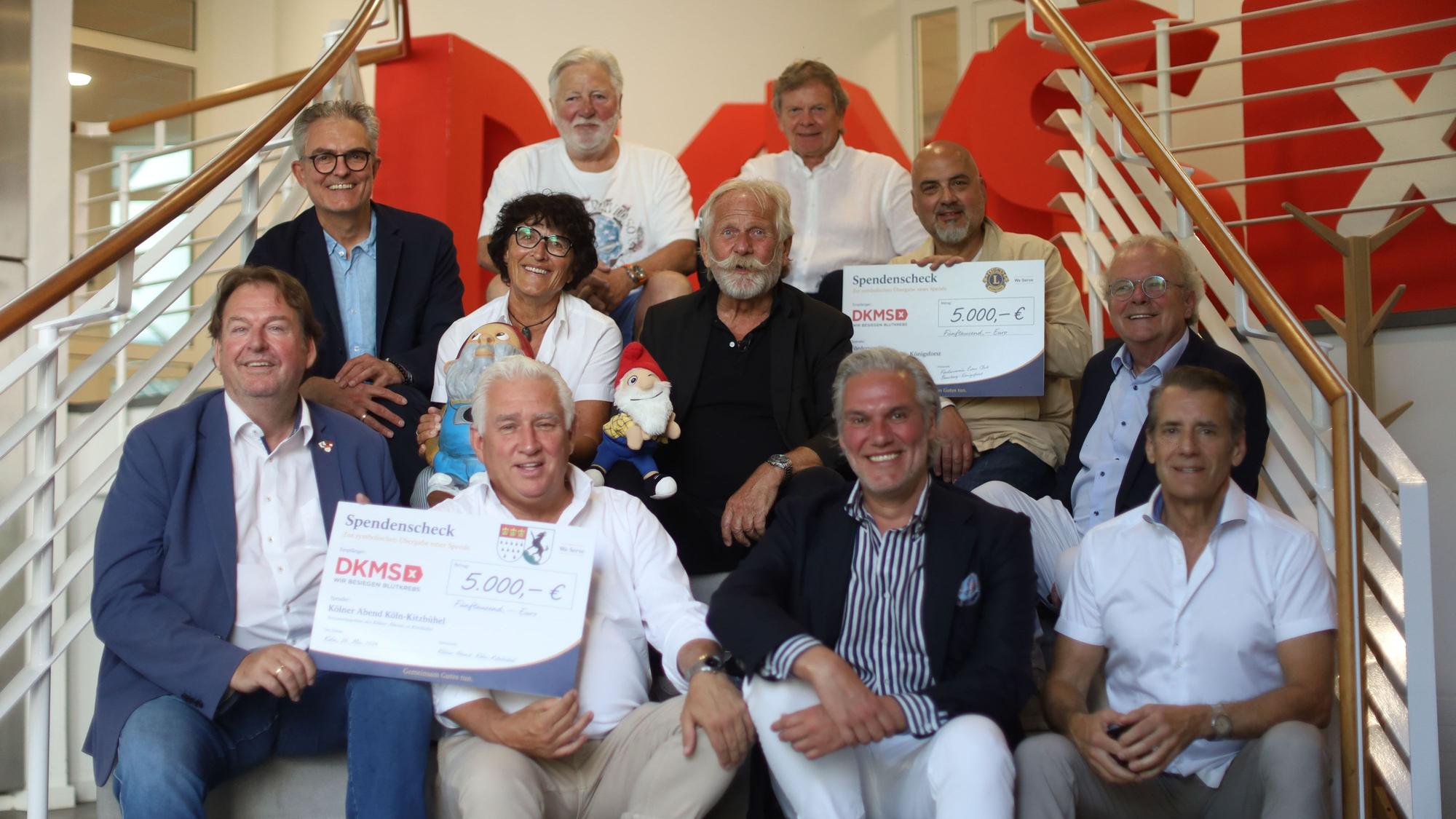 Die Unterstützer des Projekts sind Jürgen Schwarz, Michael Geyssel, Holger Pinsdorf, Thomas Kurscheid (untere Reihe von links nach rechts) Stephan Schumacher, Jutta Maas, Henning Krautmacher, Michael Rivera, Charles von Auersperg (mittlere Reihe von links nach rechts), Manfred Hemmersbach und Jörg Niedermeier (obere Reihe von links von rechts).