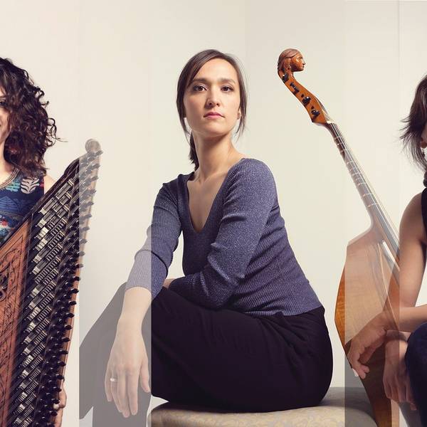 3 Musikerinnen des Ensembles Chakâm mit Instrumenten