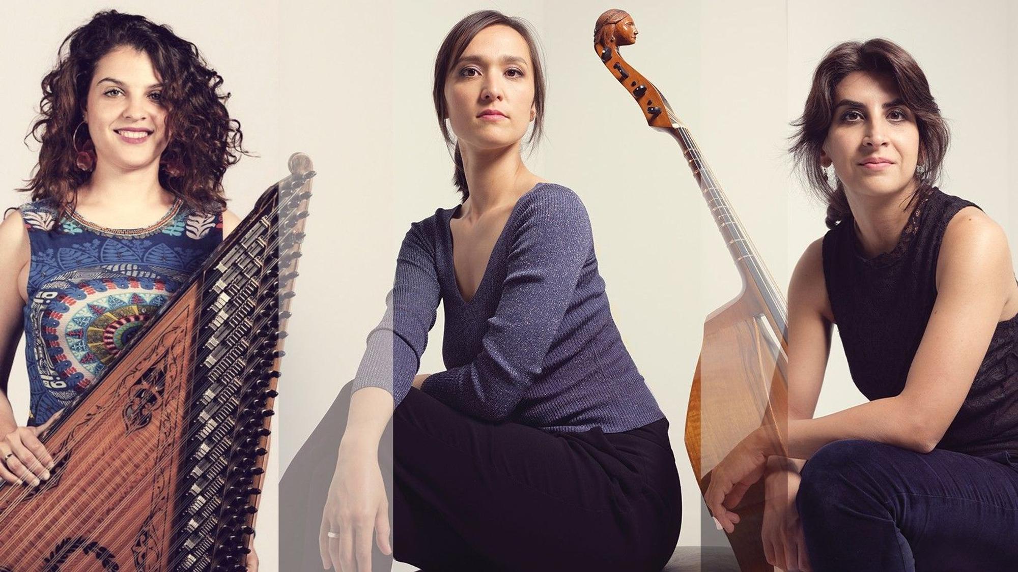 3 Musikerinnen des Ensembles Chakâm mit Instrumenten