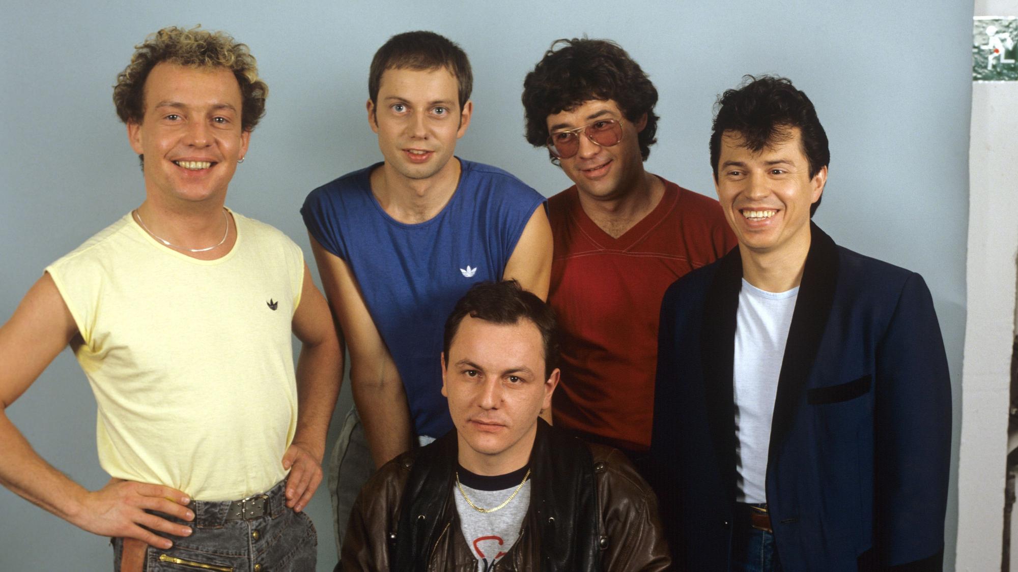 ARCHIV - Die bayerische Rockgruppe Spider Murphy Gang, aufgenommen nach einem Auftritt in «Thommy's Pop Show» am 17.12.1983. Foto: Horst Ossinger/dpa (zu dpa «40 Jahren Spider Murphy Gang» vom 21.04.2016) +++ dpa-Bildfunk +++