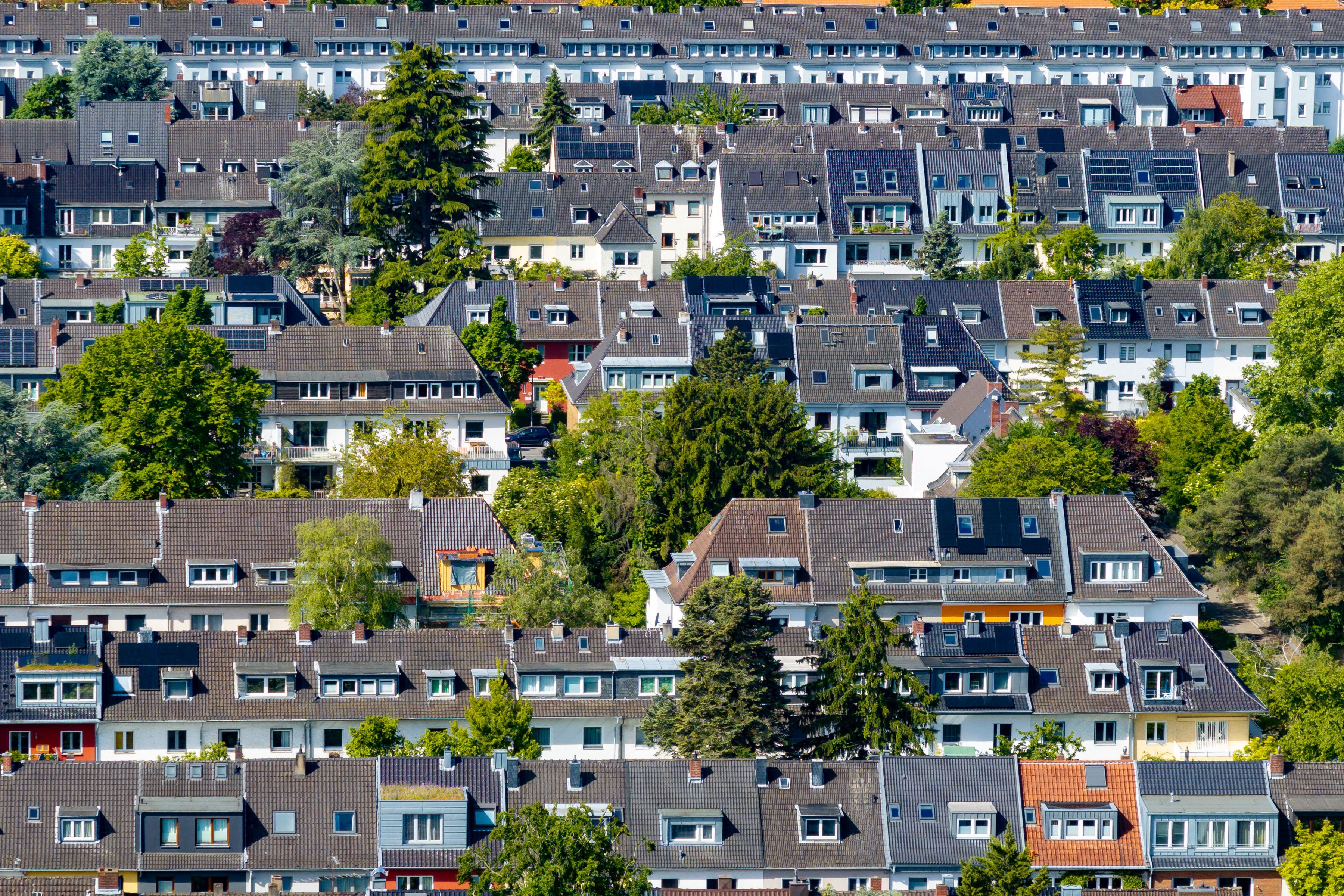 Wohnraum ist in Köln knapp, Mietwohnungen und eigene Immobilien werden immer teurer.