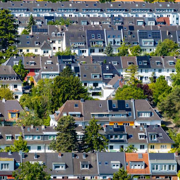 Wohnraum ist in Köln knapp, Mietwohnungen und eigene Immobilien werden immer teurer.