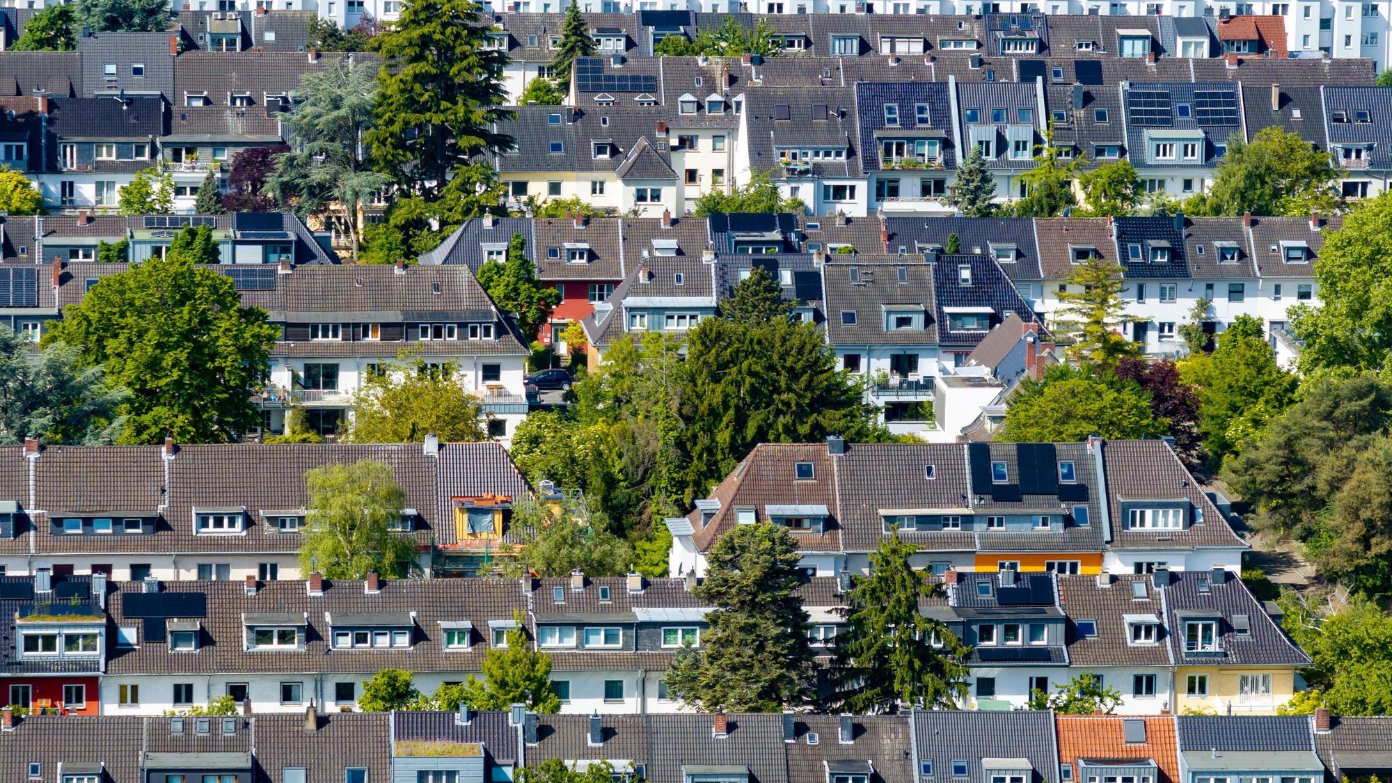 Wohnraum ist in Köln knapp, Mietwohnungen und eigene Immobilien werden immer teurer.