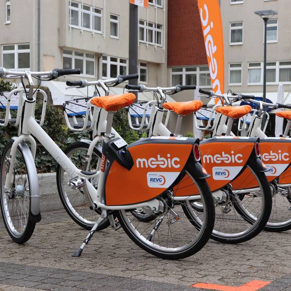 Das Foto zeigt „mobic“-Leihräder der REVG in Wesseling.