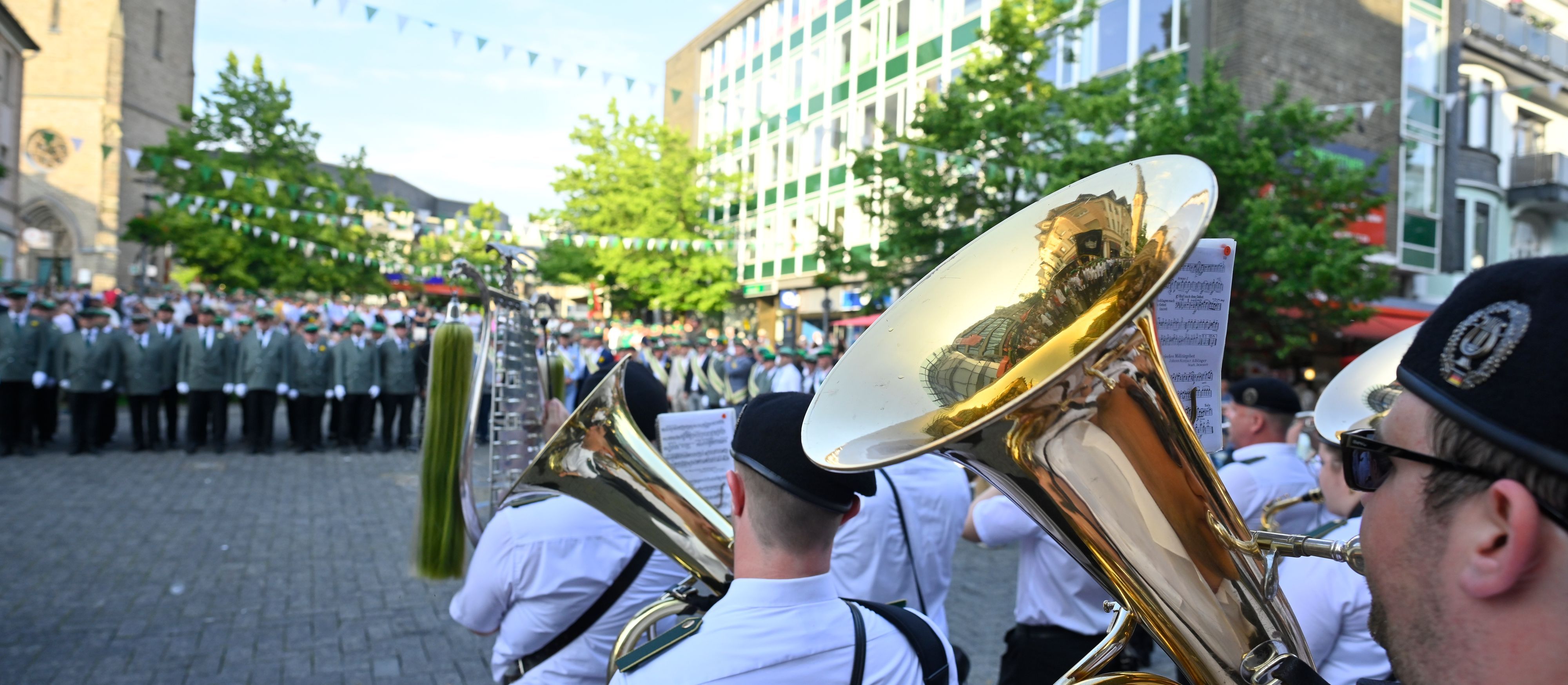 Eine Kapelle spielt beim Schützenfest in Gummersbach.