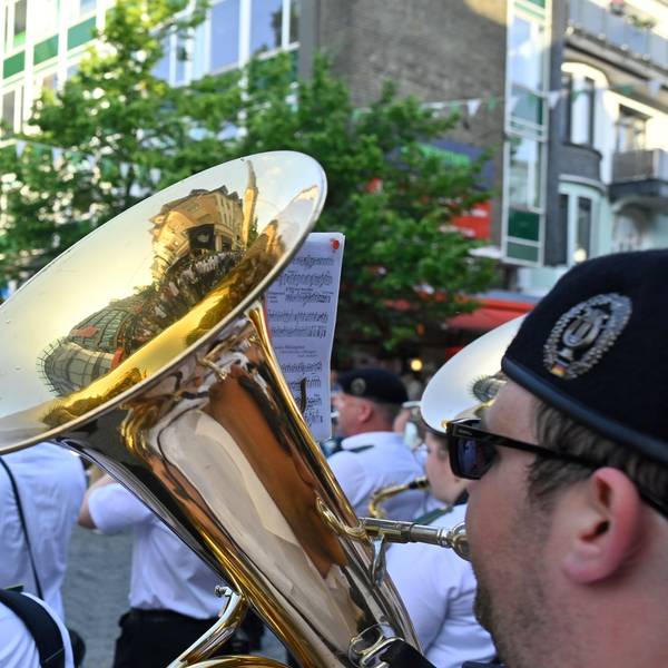 Eine Kapelle spielt beim Schützenfest in Gummersbach.