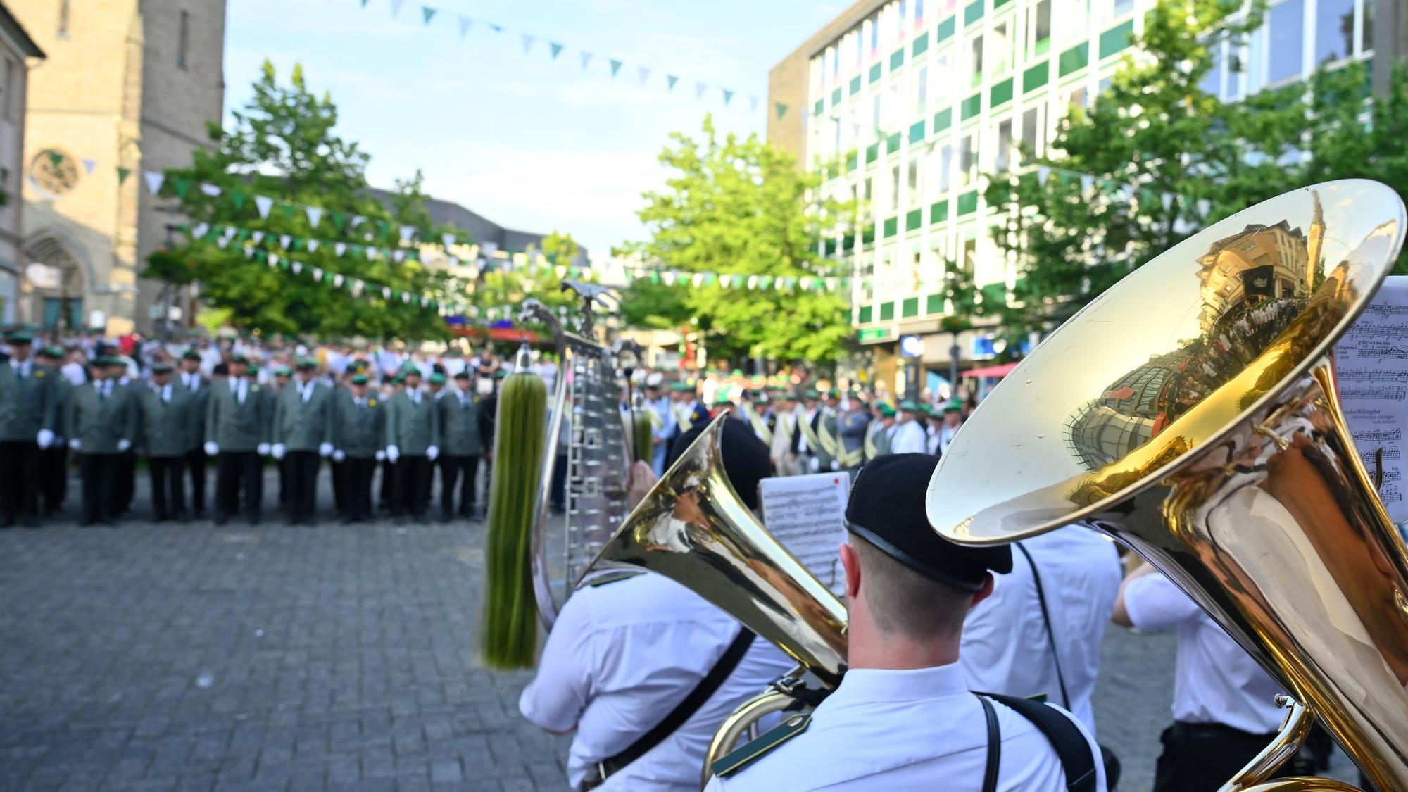 Eine Kapelle spielt beim Schützenfest in Gummersbach.