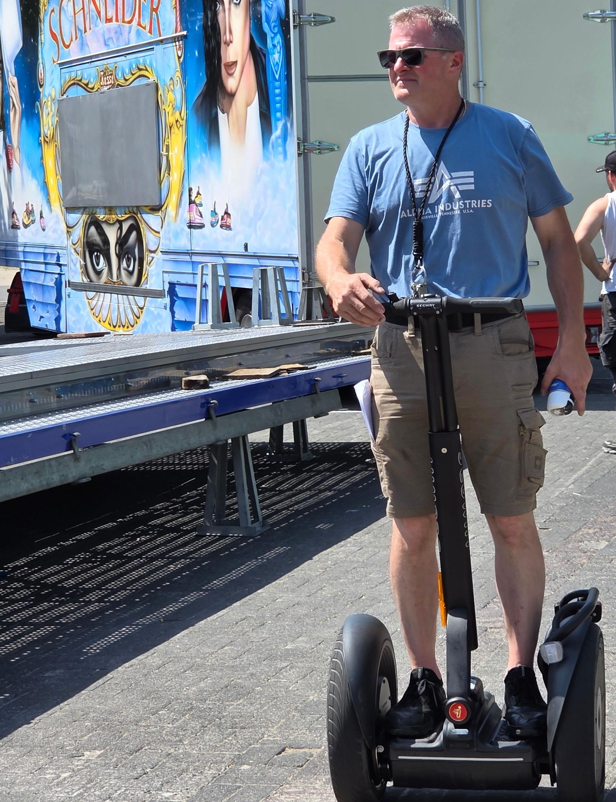 Schaustellerchef und Veranstalter Andreas Alexius hat alles im Blick: In Waldbröl ist auf dem Segway unterwegs, um die langen Wege nicht zu Fuß zurückzulegen.