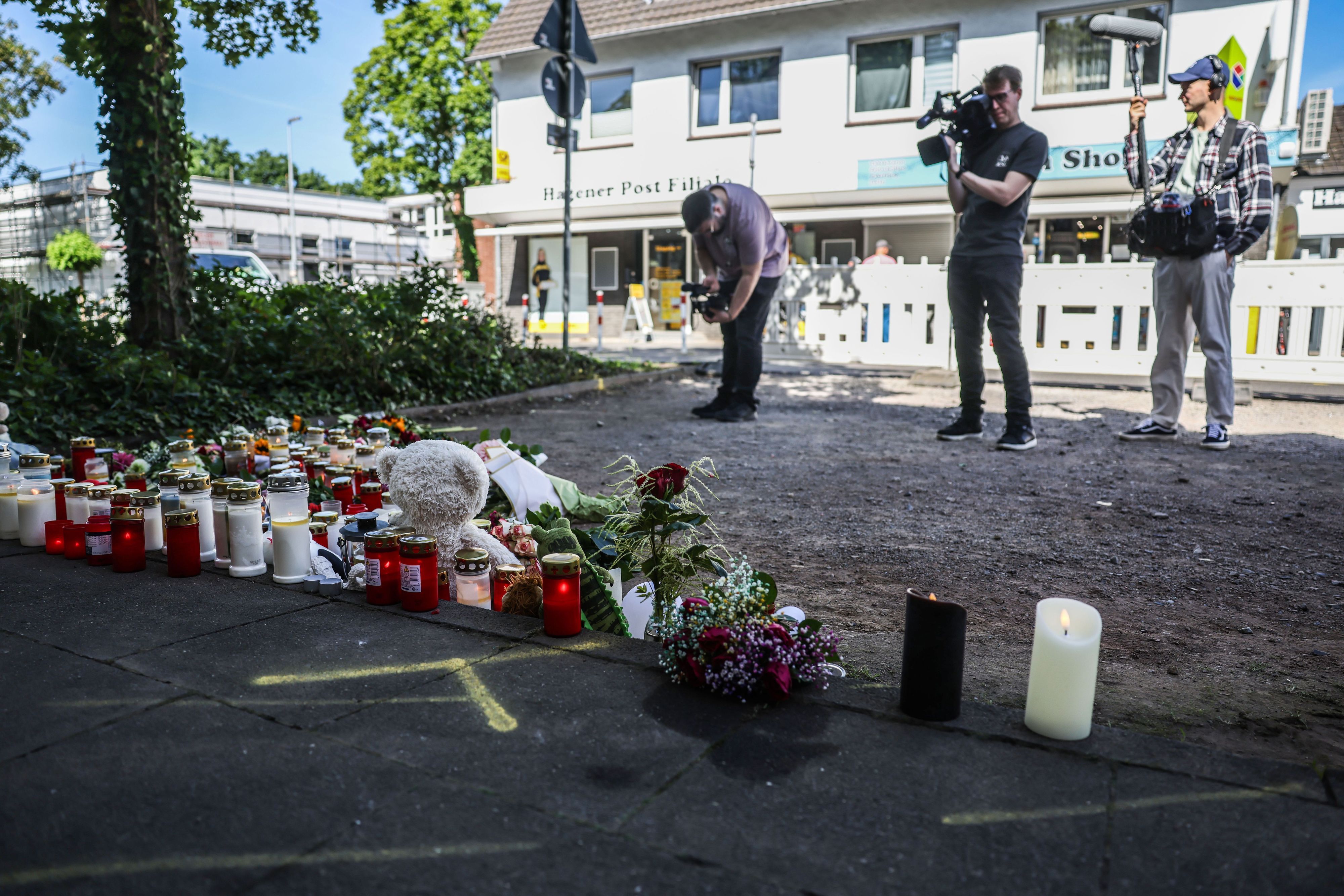 Dinslaken: Journalisten stehen am Donnerstag (28. Mai) am Unfallort.