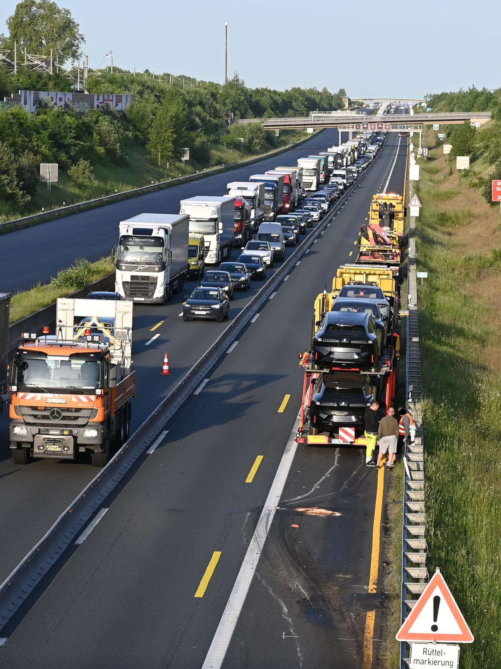 Das Bild zeigt die Unfallstelle und Fahrzeuge, die im Stau stehen