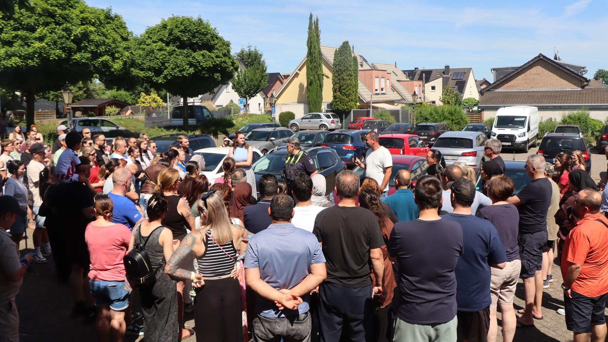 Viele Eltern kamen zur Schule und warteten, bis die Polizei sie über die Lage informierte.