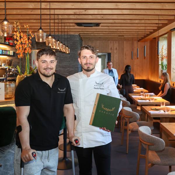Inhaber Alexander Portz (l.) und Chefkoch Denis Naka im neu gestalteten Restaurant.