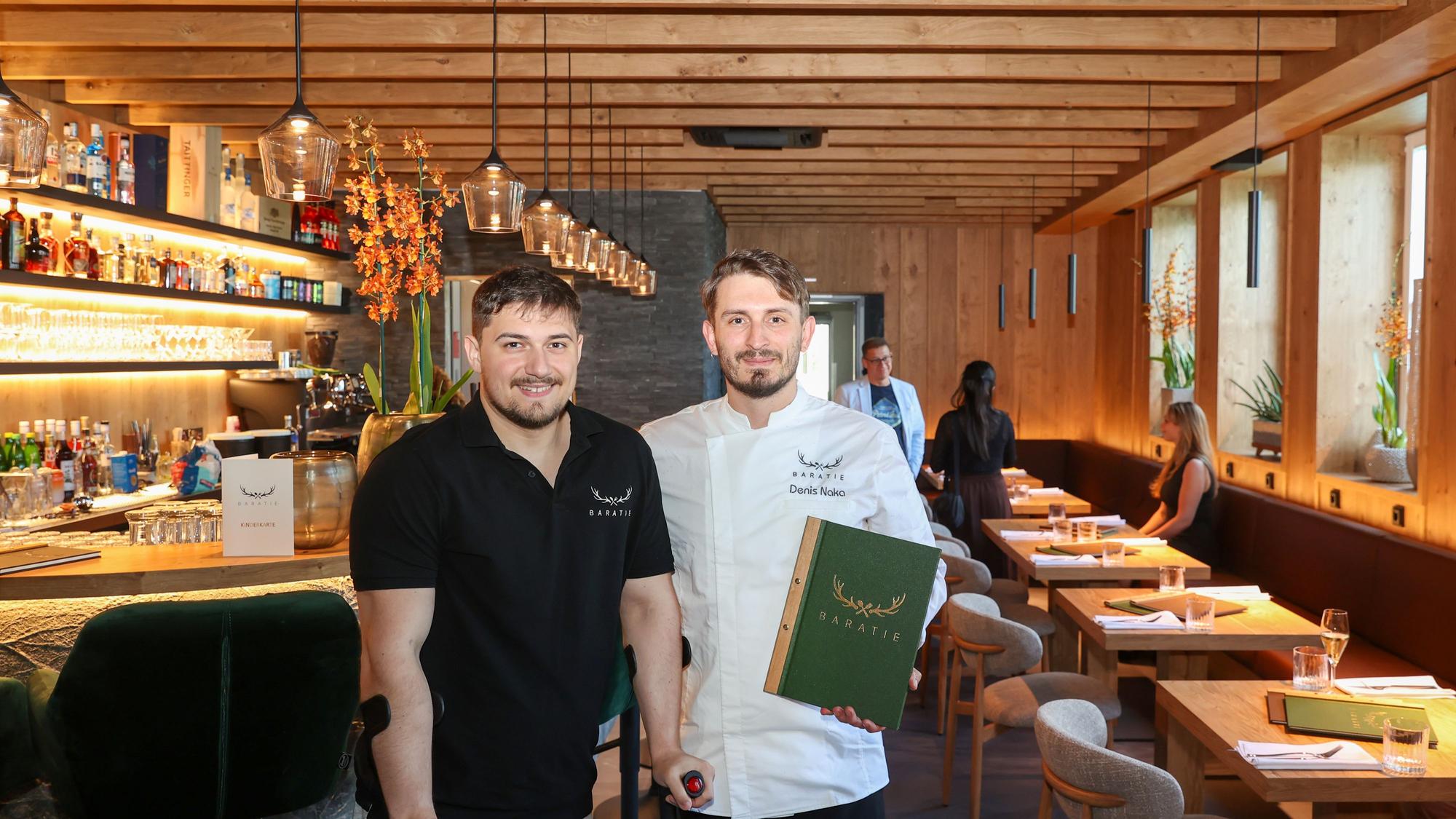 Inhaber Alexander Portz (l.) und Chefkoch Denis Naka im neu gestalteten Restaurant.