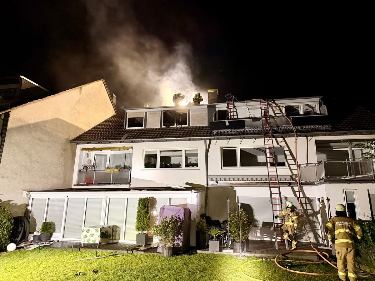 Der Dachstuhl eines Mehrfamilienhauses in Bergisch Gladbach steht in Flammen.