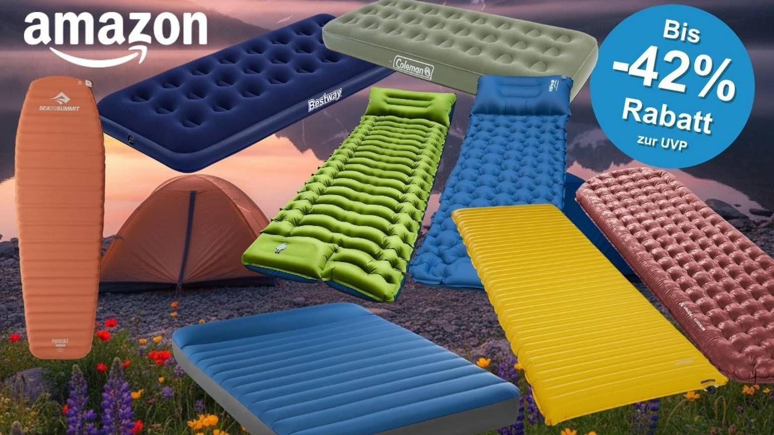 Auswahl verschiedener Camping-Luftmatratzen und Isomatten in Blau, Grün, Gelb und Rot-Rosa von Marken wie Sea to Summit, Bestway und Coleman, arrangiert vor einer Berglandschaft mit Zelt und Blumenwiese, Amazon-Logo oben links.