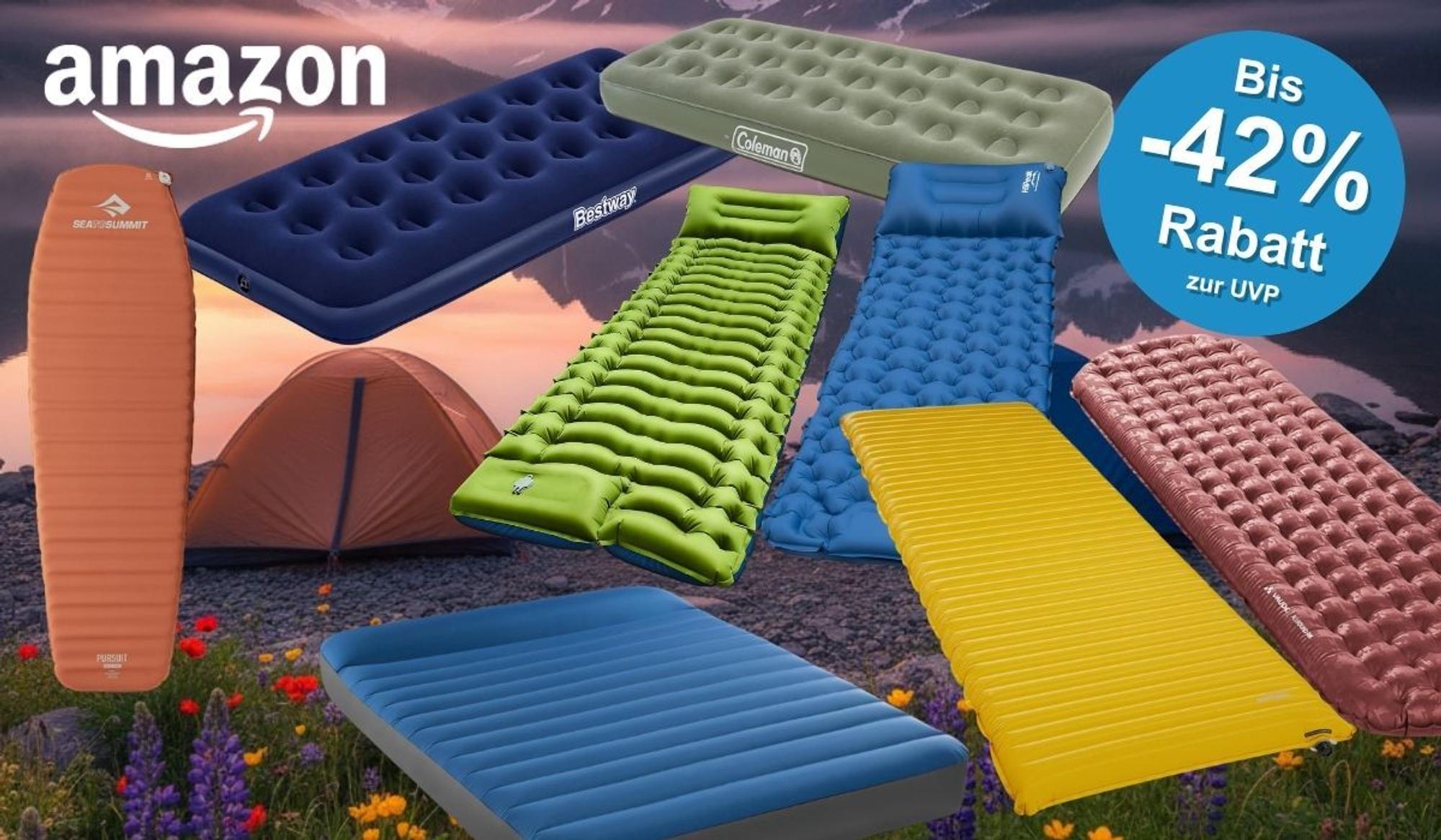 Auswahl verschiedener Camping-Luftmatratzen und Isomatten in Blau, Grün, Gelb und Rot-Rosa von Marken wie Sea to Summit, Bestway und Coleman, arrangiert vor einer Berglandschaft mit Zelt und Blumenwiese, Amazon-Logo oben links.