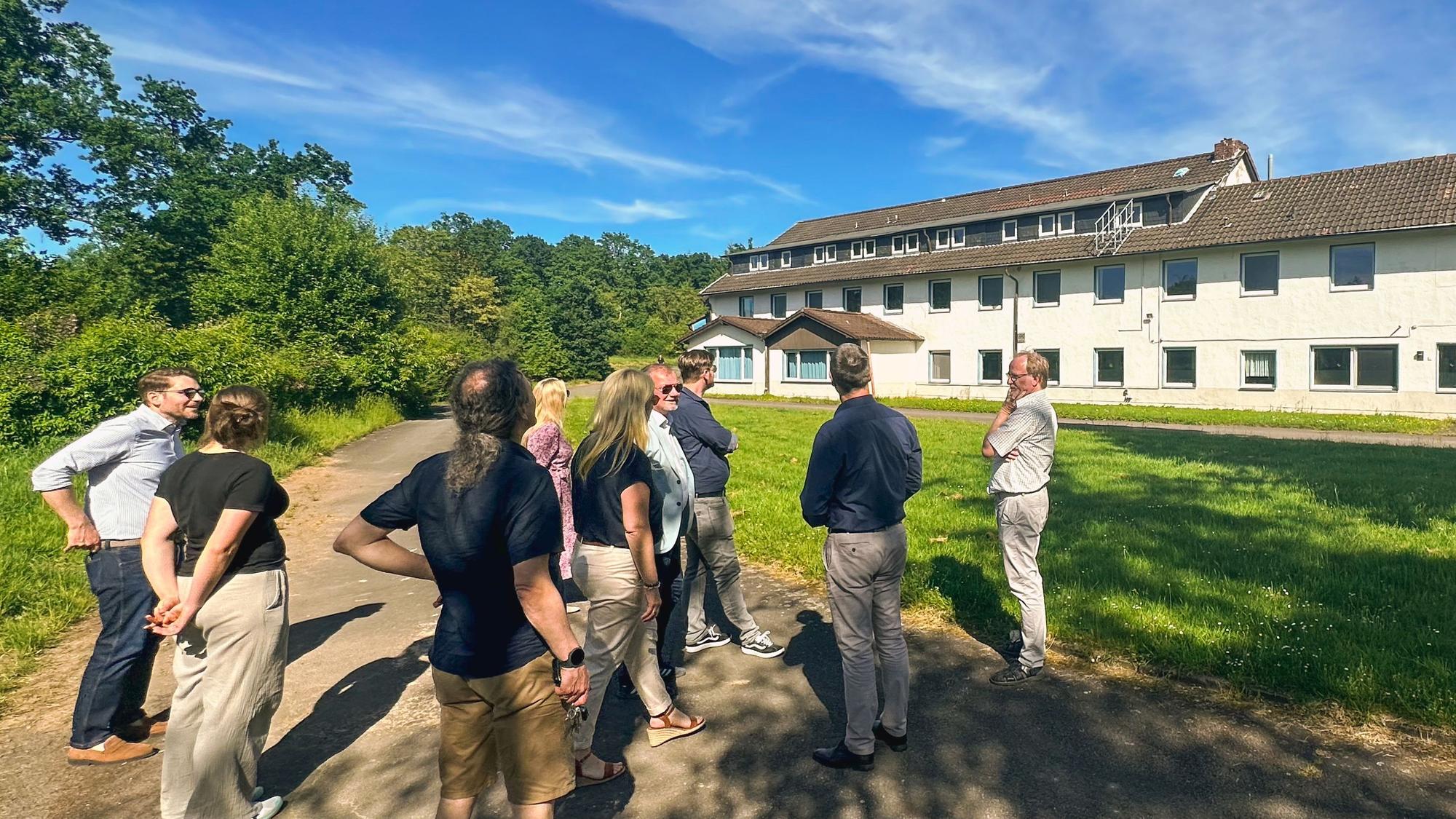 Die Politiker vor dem Schullandheim.