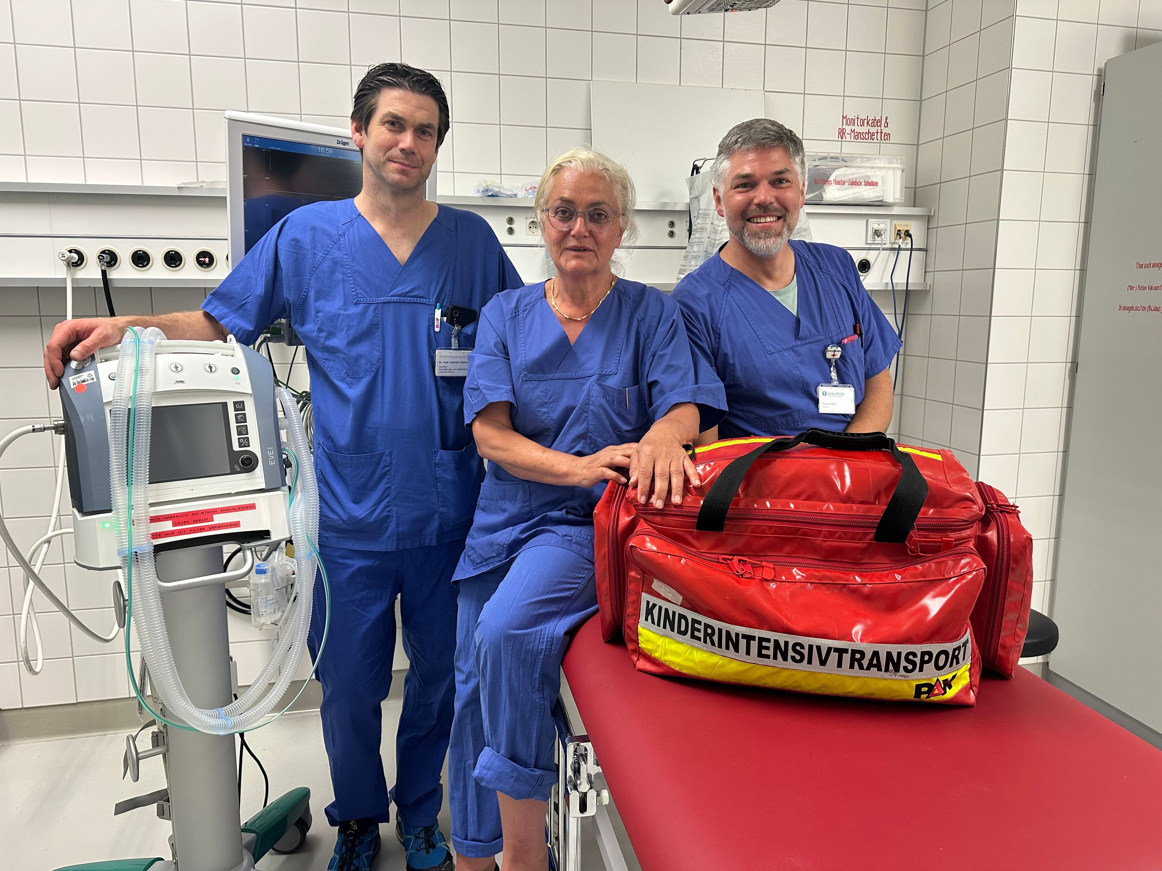 In der Intensivstation der Asklepios-Kinderklinik in Sankt Augustin: Beatrix Wiebe (Transplantationsbeaftragte) mit den beiden Oberärzten Valentin Oellers (l.) und Florian Otte (r.).