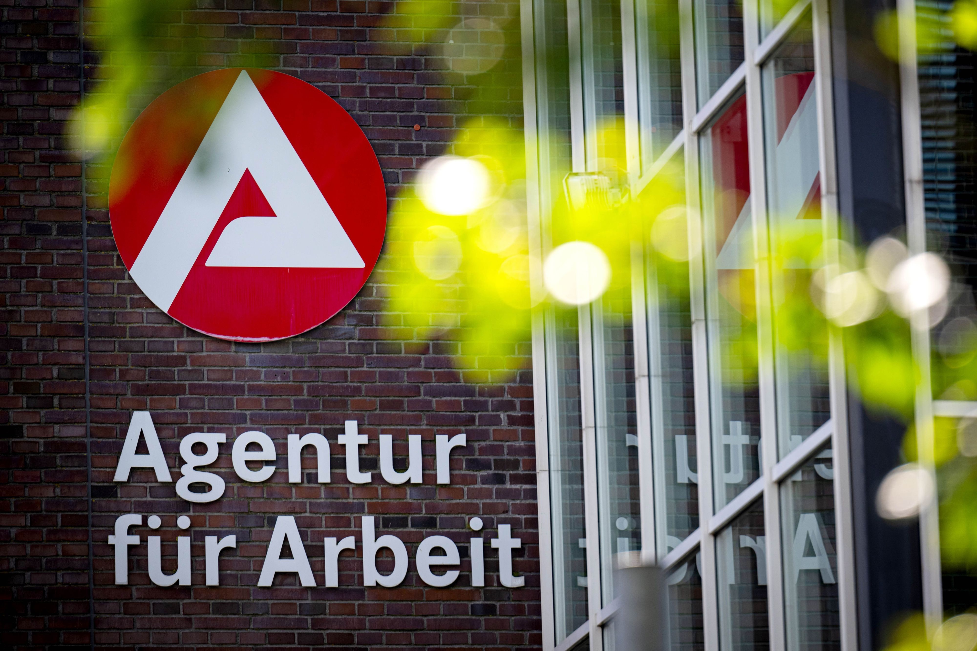 Der Schriftzug «Agentur für Arbeit» hängt an einem Gebäude.