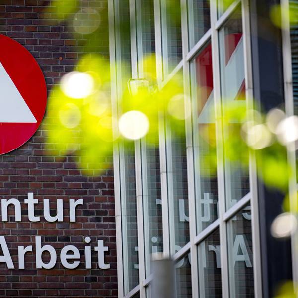 Der Schriftzug «Agentur für Arbeit» hängt an einem Gebäude.