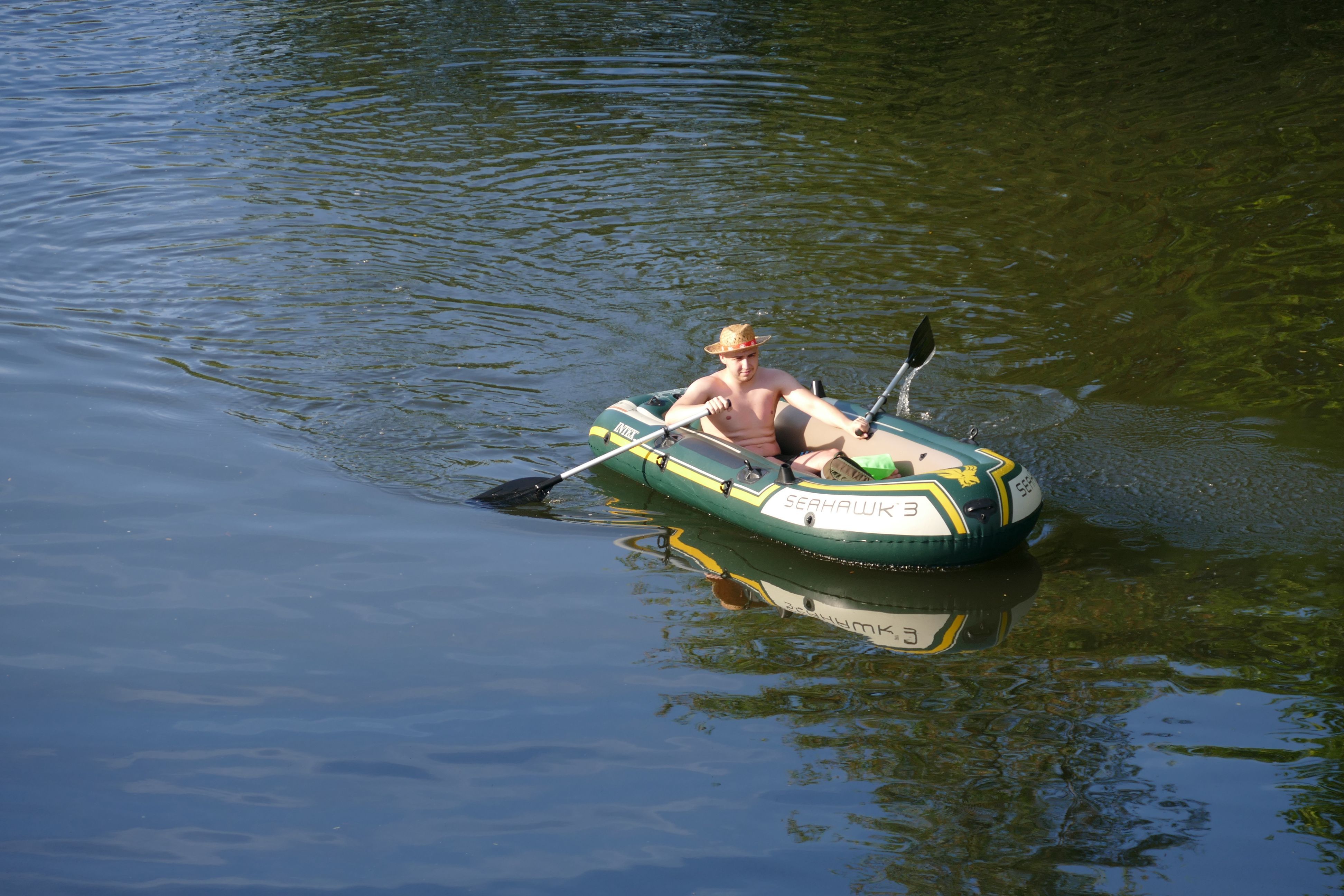 Nicht nur mit dem Kanu, auch mit dem Schlauchboot ist das Paddeln auf der Sieg möglich.
