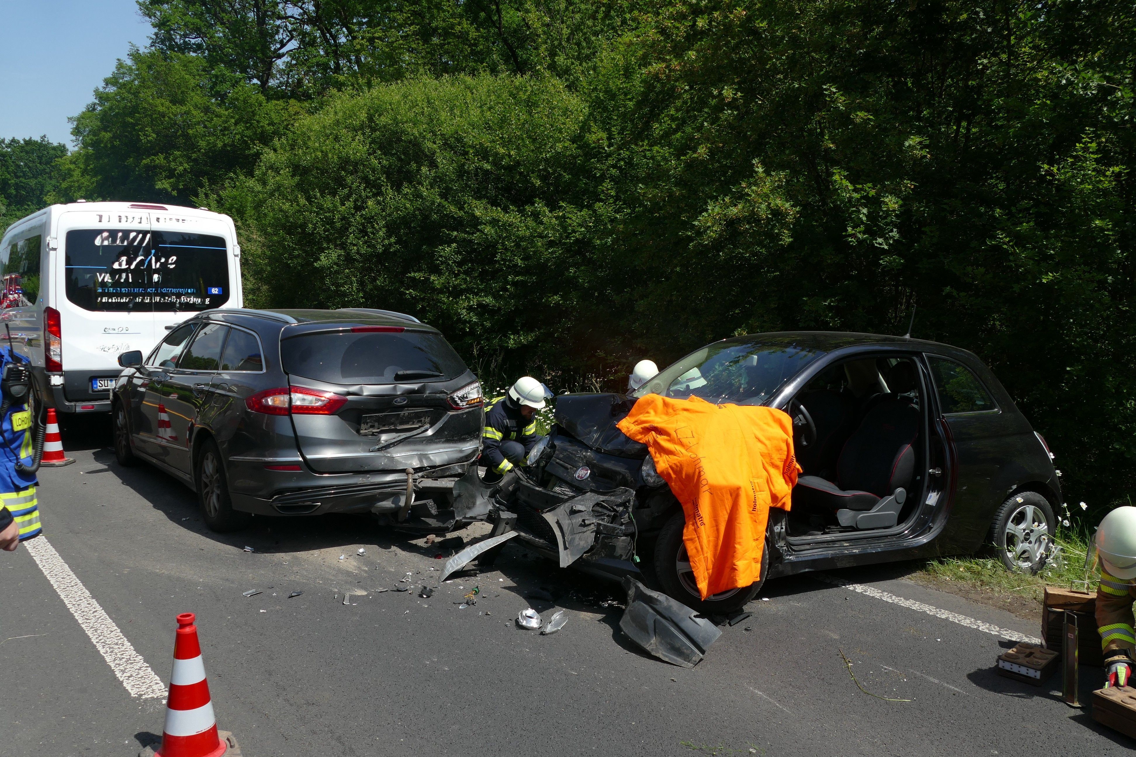 Einsatzkräfte der Feuerwehr an einem Unfallort.