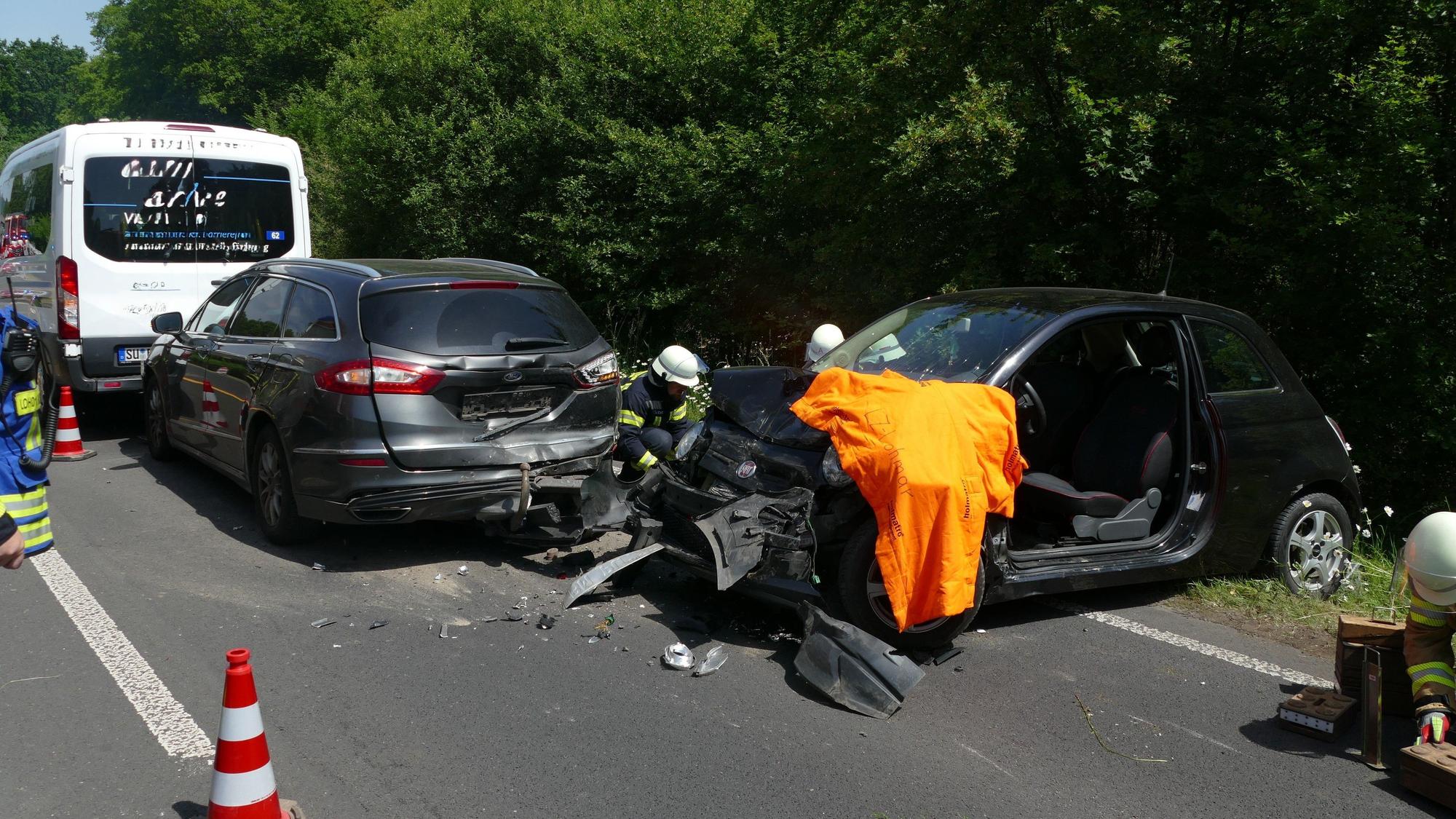 Einsatzkräfte der Feuerwehr an einem Unfallort.
