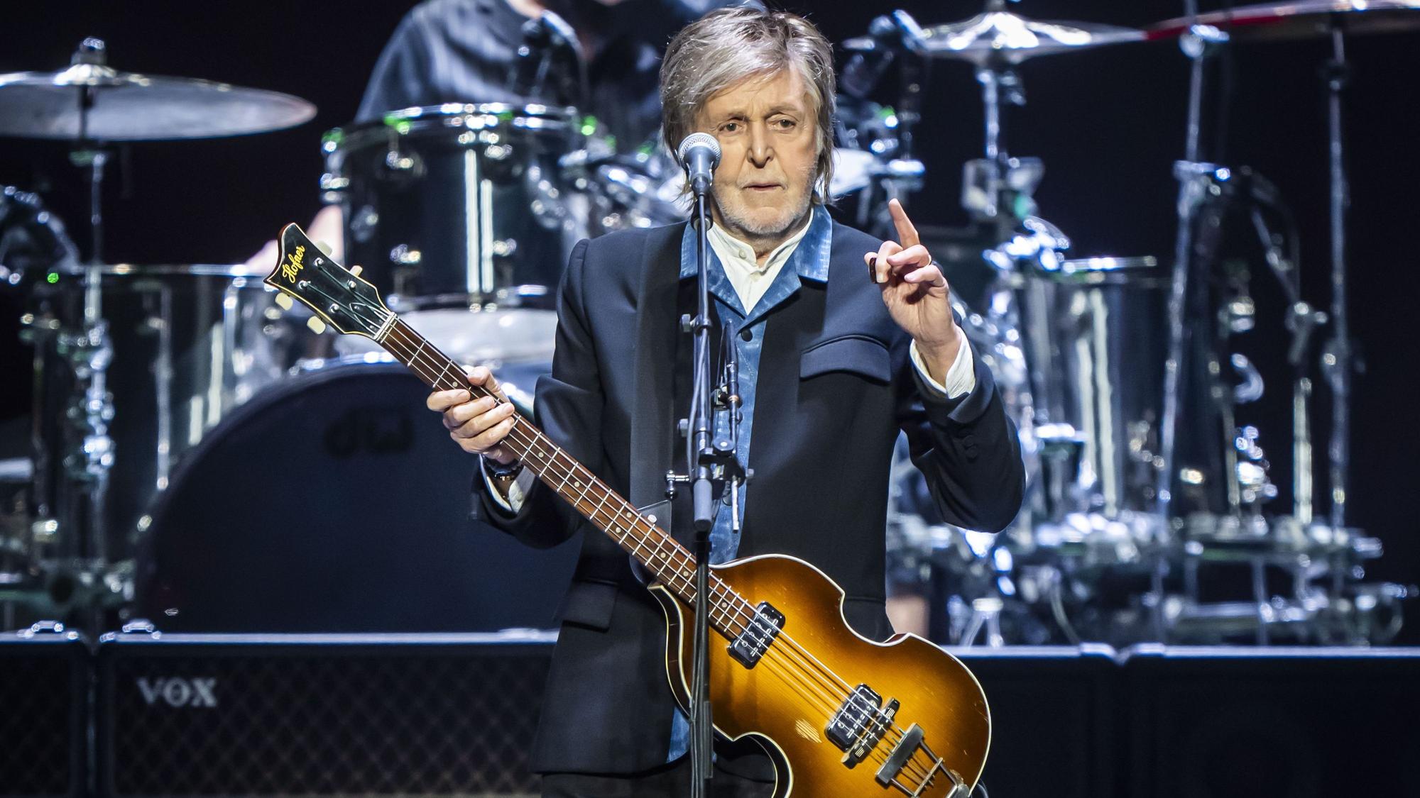 ARCHIV - 14.12.2024, Großbritannien, Manchester: Sir Paul McCartney auf der Bühne des Co-op Live in Manchester während seiner Got Back Tour.