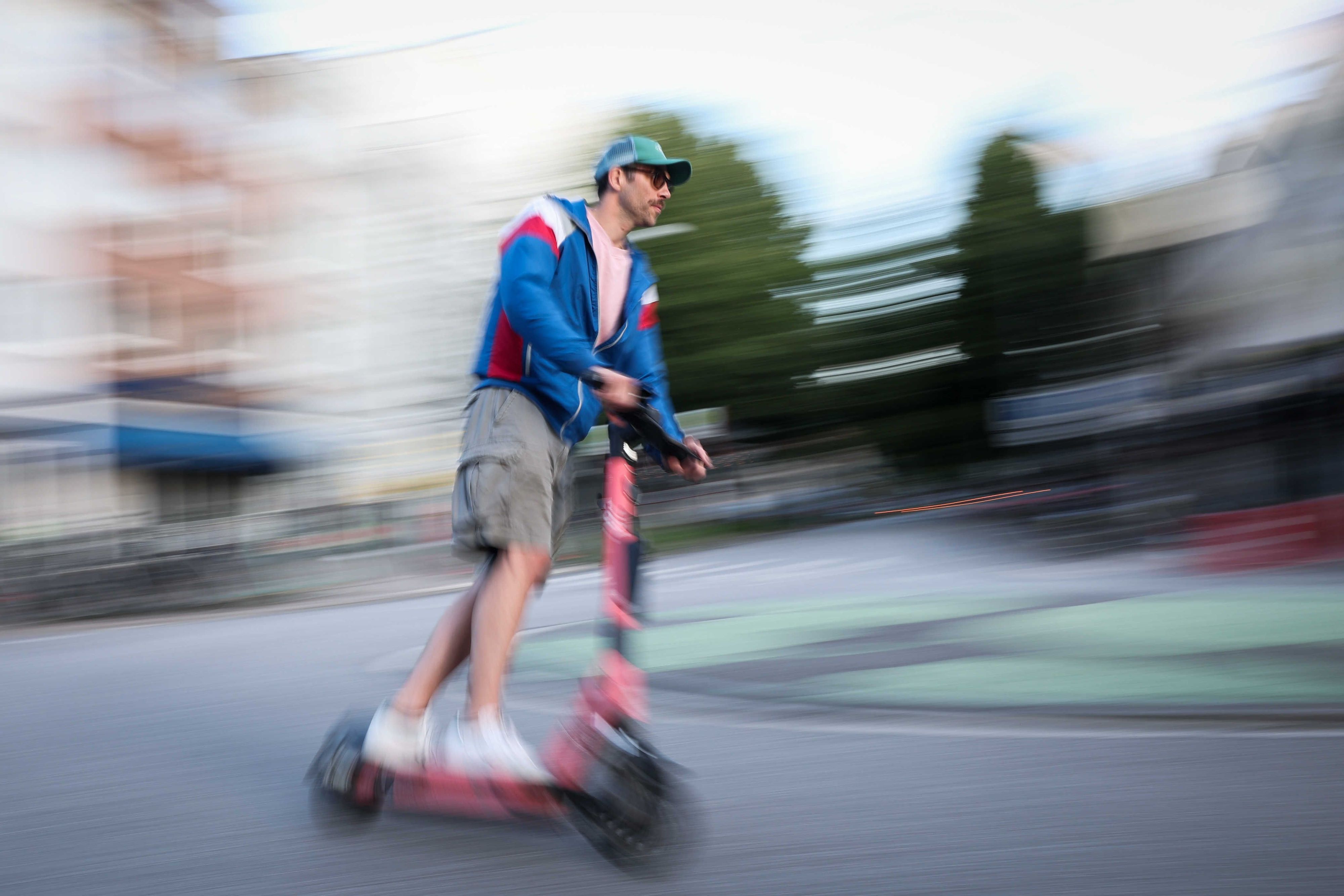 Das Bild zeigt einen E-Scooter-Fahrer.
