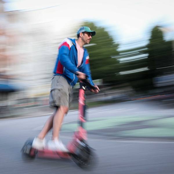 Das Bild zeigt einen E-Scooter-Fahrer.