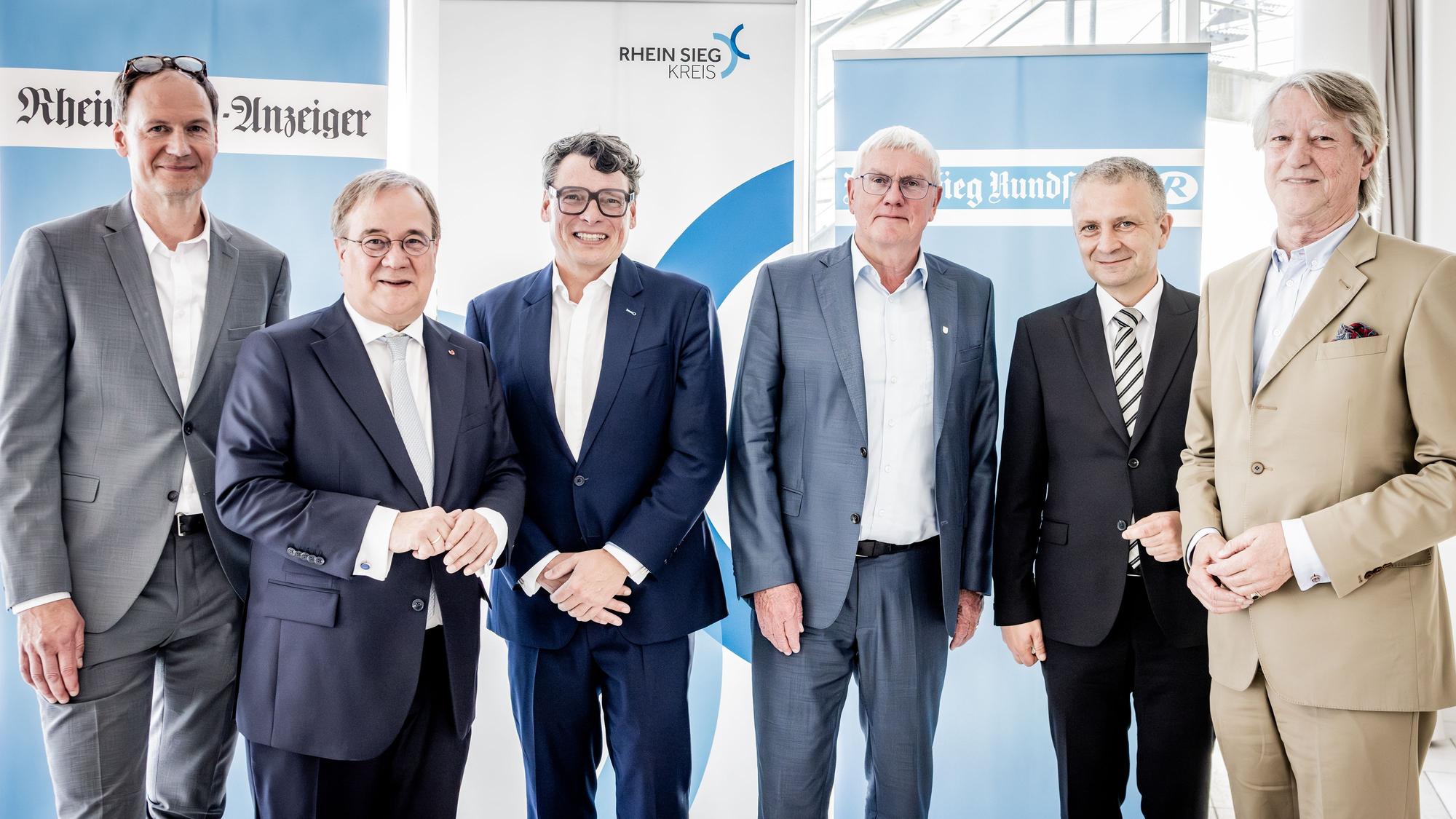 Gruppenbild, sechs Männer im Anzug.