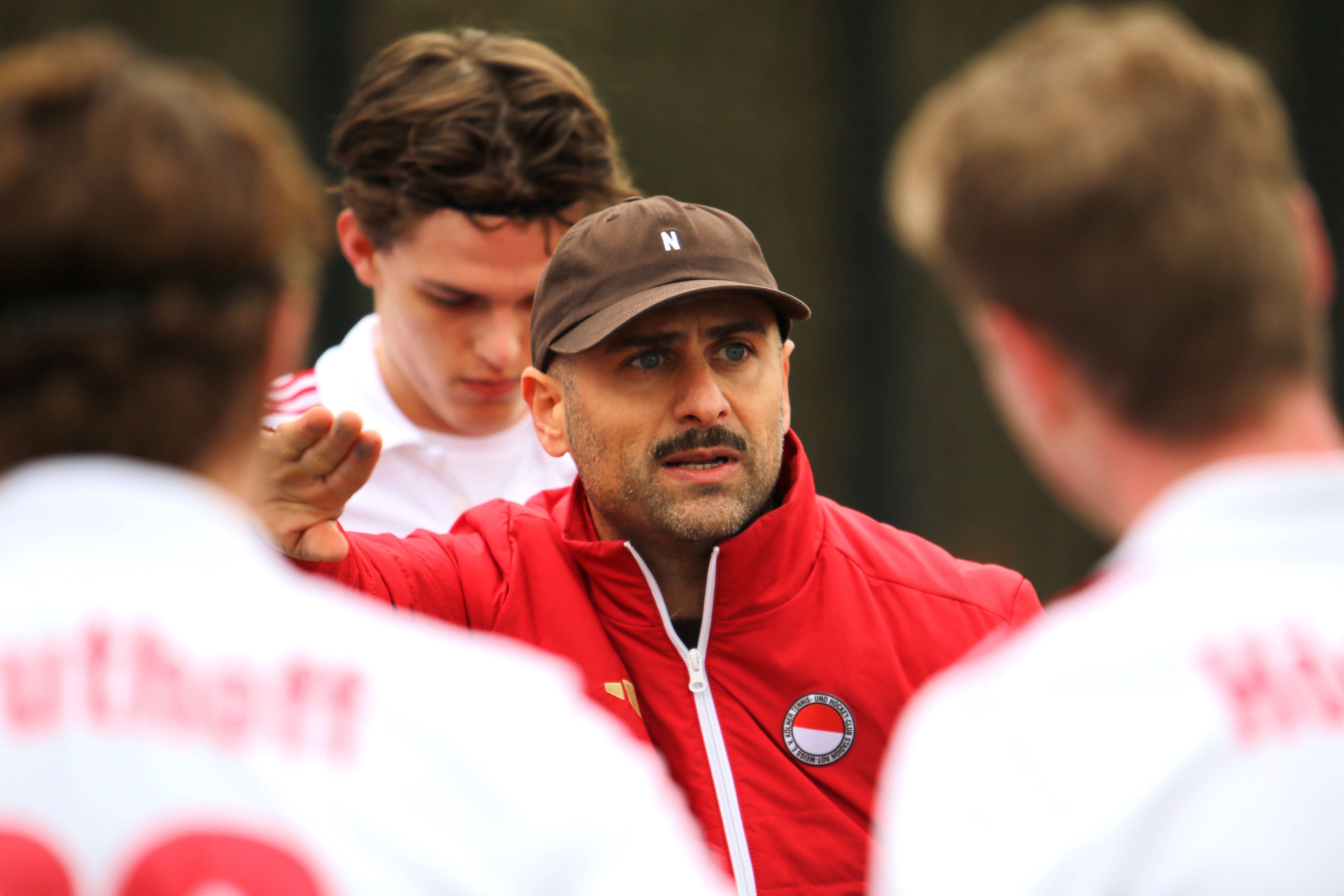 Feldhockey-Bundesliga der Herren: Pasha Gademan, Trainer von Rot-Weiss Köln, gibt während einer Viertelpause Anweisungen an sein Team. *** Mens Field Hockey Bundesliga Pasha Gademan, coach of Rot Weiss Köln, gives instructions to his team during a quarter break