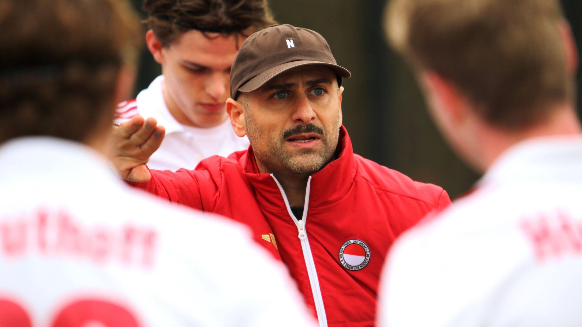Feldhockey-Bundesliga der Herren: Pasha Gademan, Trainer von Rot-Weiss Köln, gibt während einer Viertelpause Anweisungen an sein Team. *** Mens Field Hockey Bundesliga Pasha Gademan, coach of Rot Weiss Köln, gives instructions to his team during a quarter break