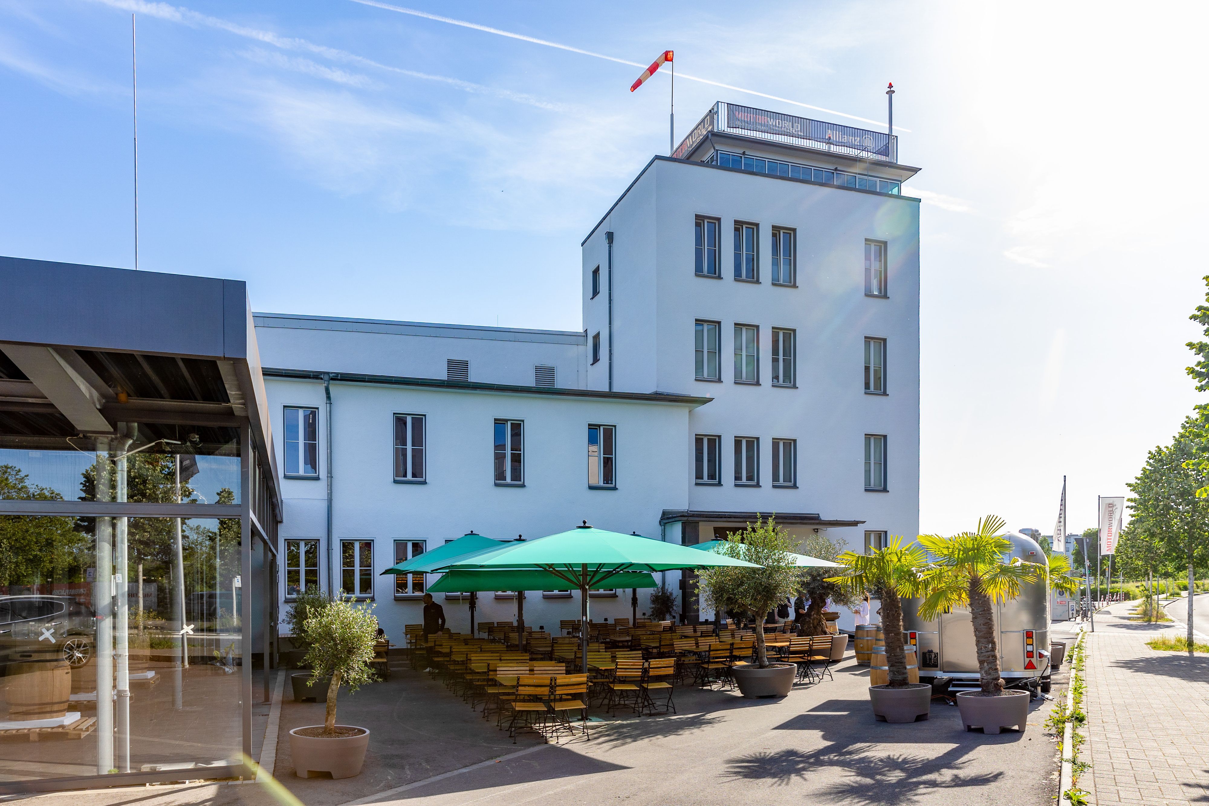 Das Restaurant hat auch einen Wintergarten und eine große Terrasse mit einem Foodtruck.
